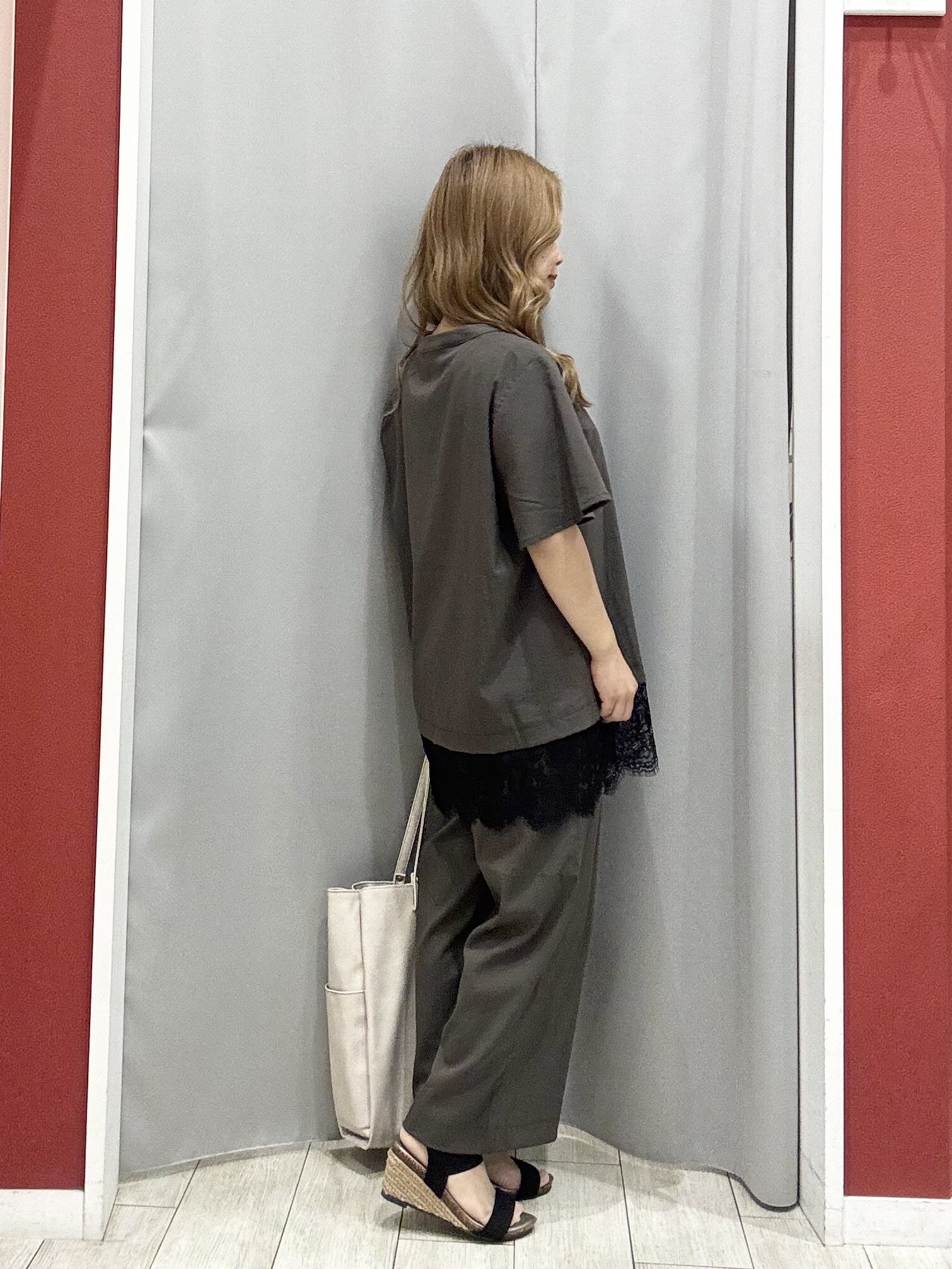 shioさんの「SHOO･LA･RUE｜【S-LL/洗濯機可】軽凛(かろりん)ひんやり スキッパー裾レースブラウス」を使ったコーディネート