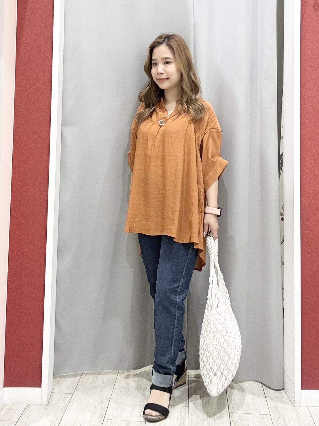 shioさんの「SHOO･LA･RUE｜【ひんやり/UV】お袖の長さが調整出来る シャーリングスキッパーブラウス」を使ったコーディネート