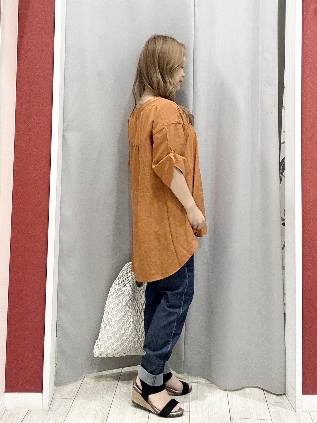 shioさんの「SHOO･LA･RUE｜【ひんやり/UV】お袖の長さが調整出来る シャーリングスキッパーブラウス」を使ったコーディネート