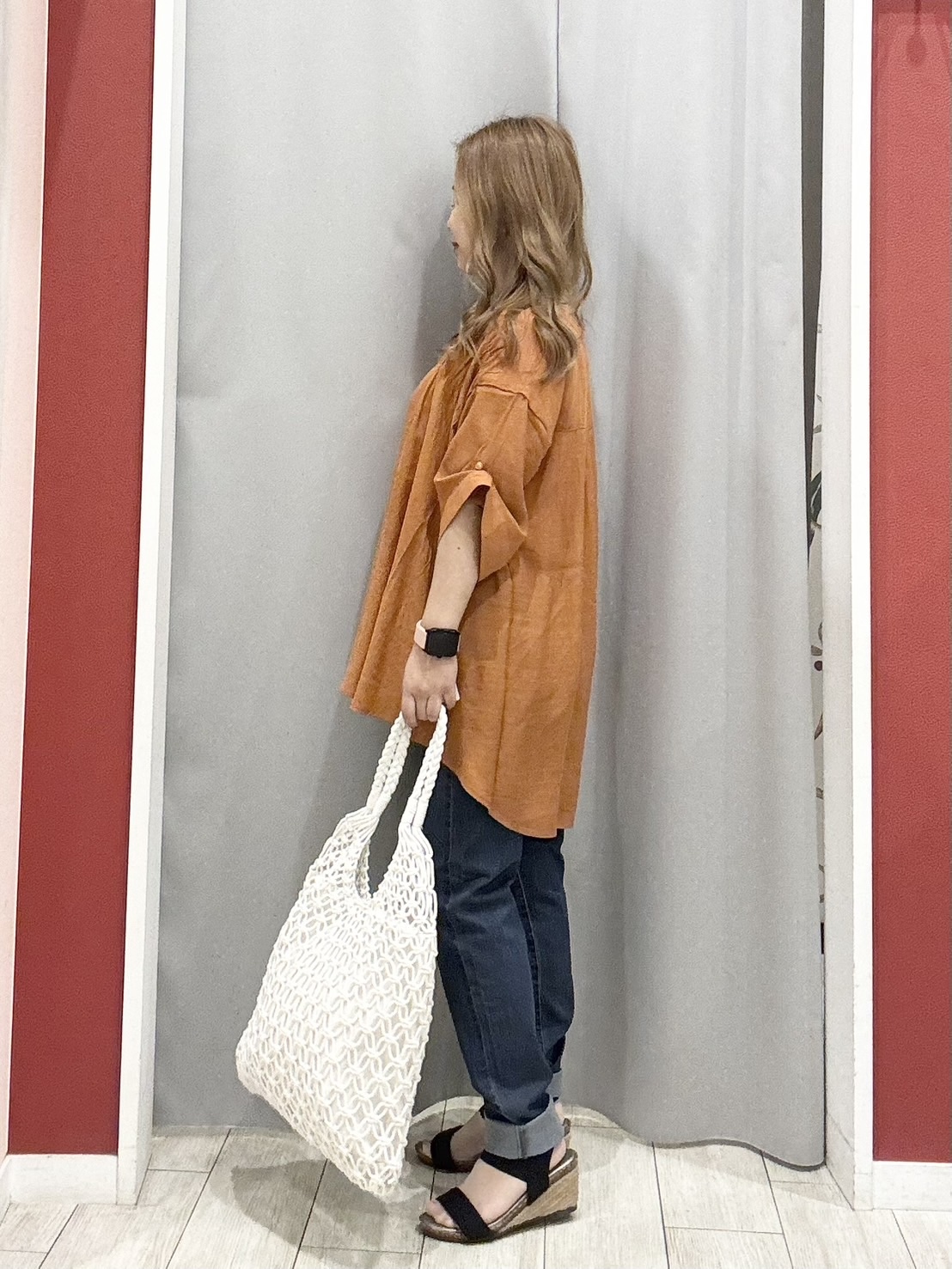 shioさんの「SHOO･LA･RUE｜【ひんやり/UV】お袖の長さが調整出来る シャーリングスキッパーブラウス」を使ったコーディネート
