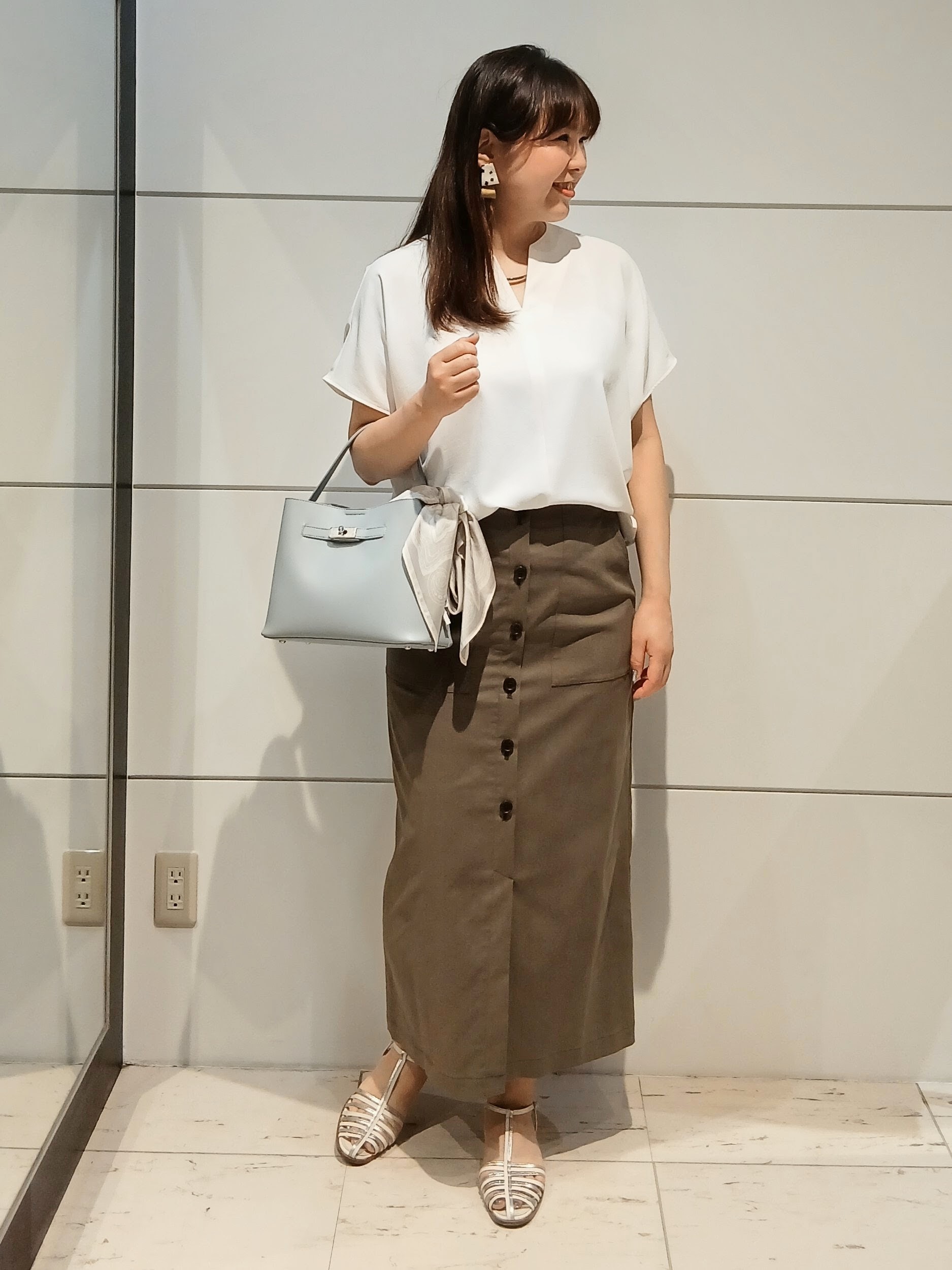 なみきさんの「UNTITLED｜【UV/接触冷感/セットアップ可】リラクシーキーVネックブラウス」を使ったコーディネート