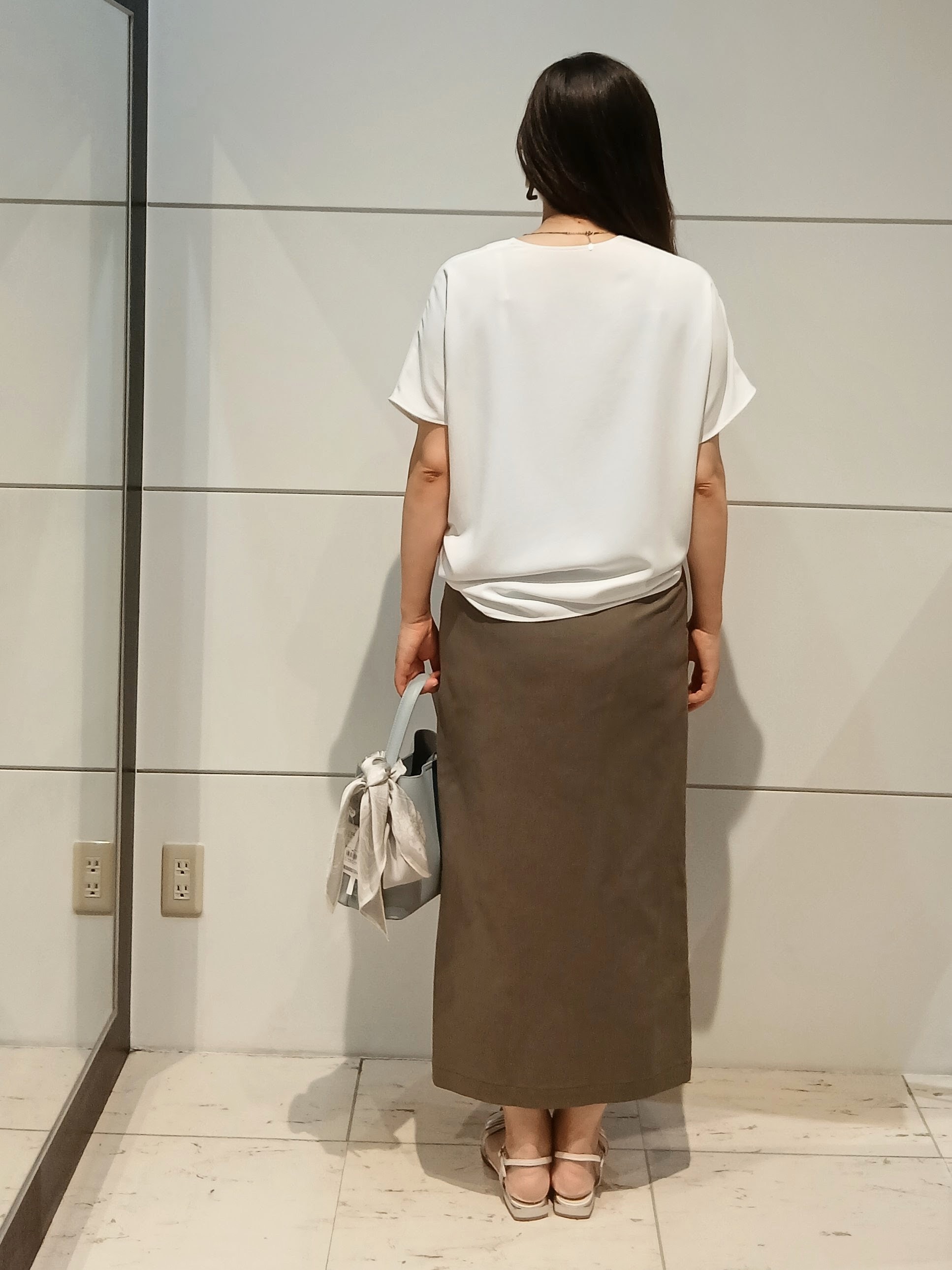 なみきさんの「UNTITLED｜【UV/接触冷感/セットアップ可】リラクシーキーVネックブラウス」を使ったコーディネート