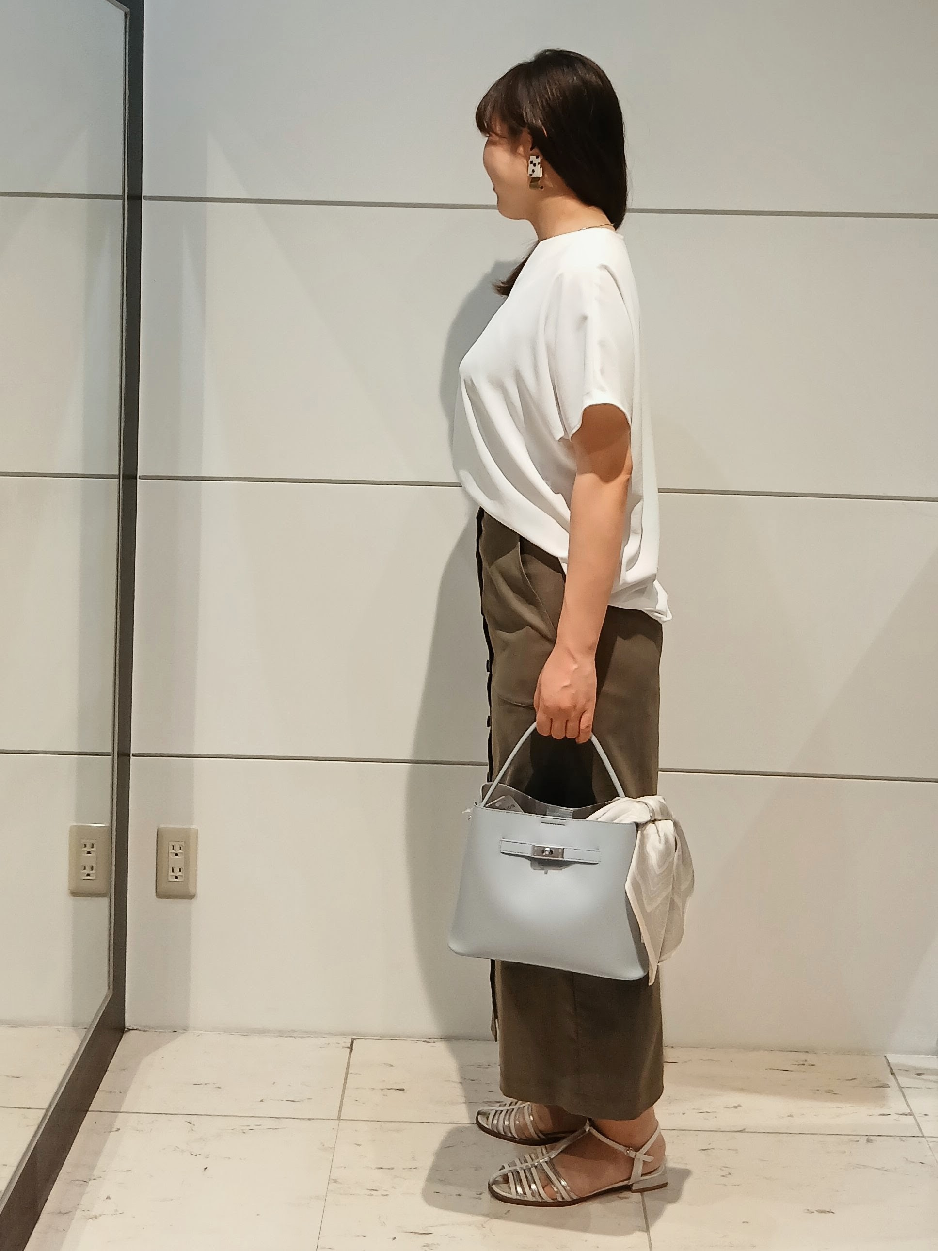 なみきさんの「UNTITLED｜【UV/接触冷感/セットアップ可】リラクシーキーVネックブラウス」を使ったコーディネート