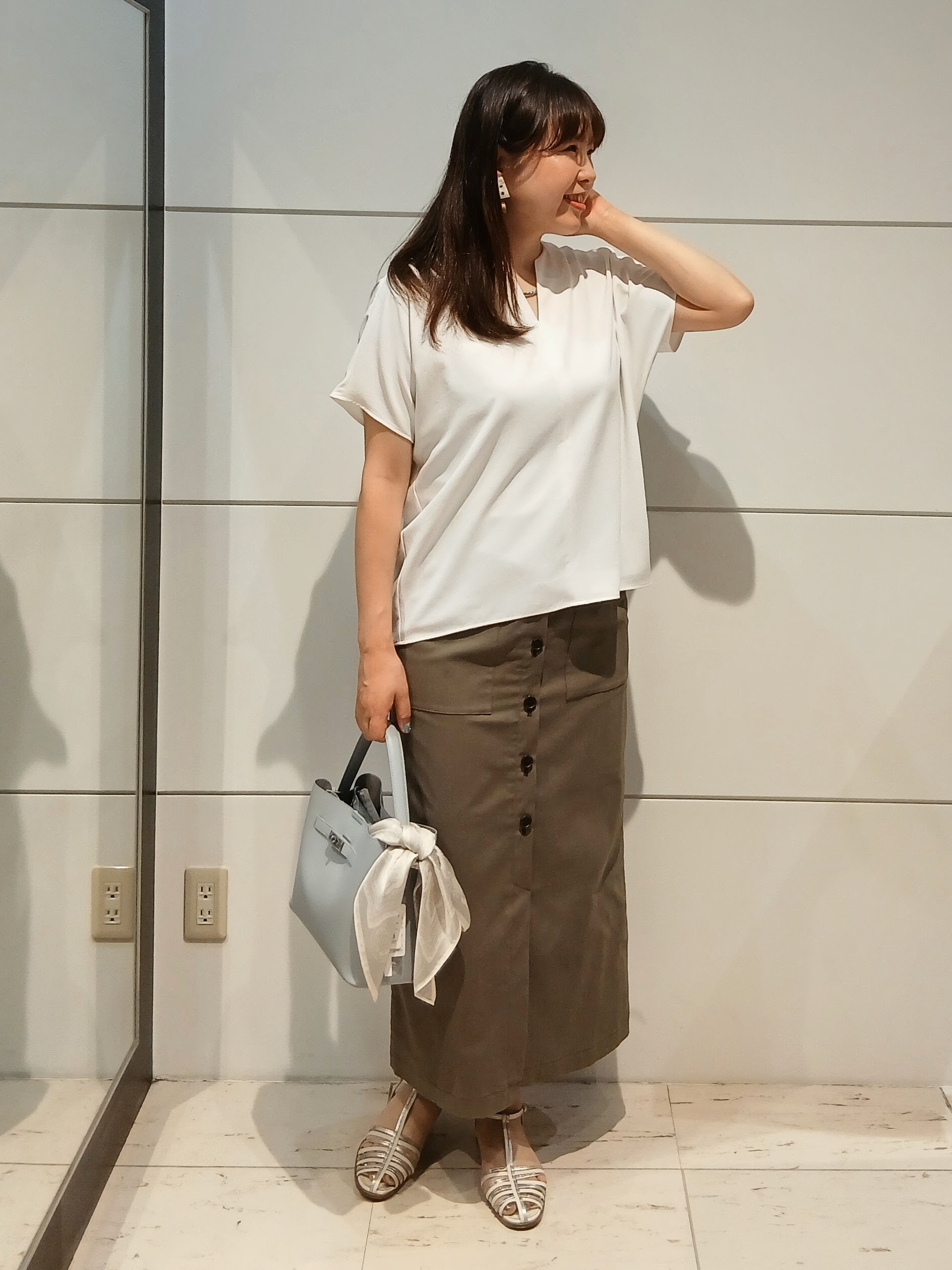 なみきさんの「UNTITLED｜【UV/接触冷感/セットアップ可】リラクシーキーVネックブラウス」を使ったコーディネート
