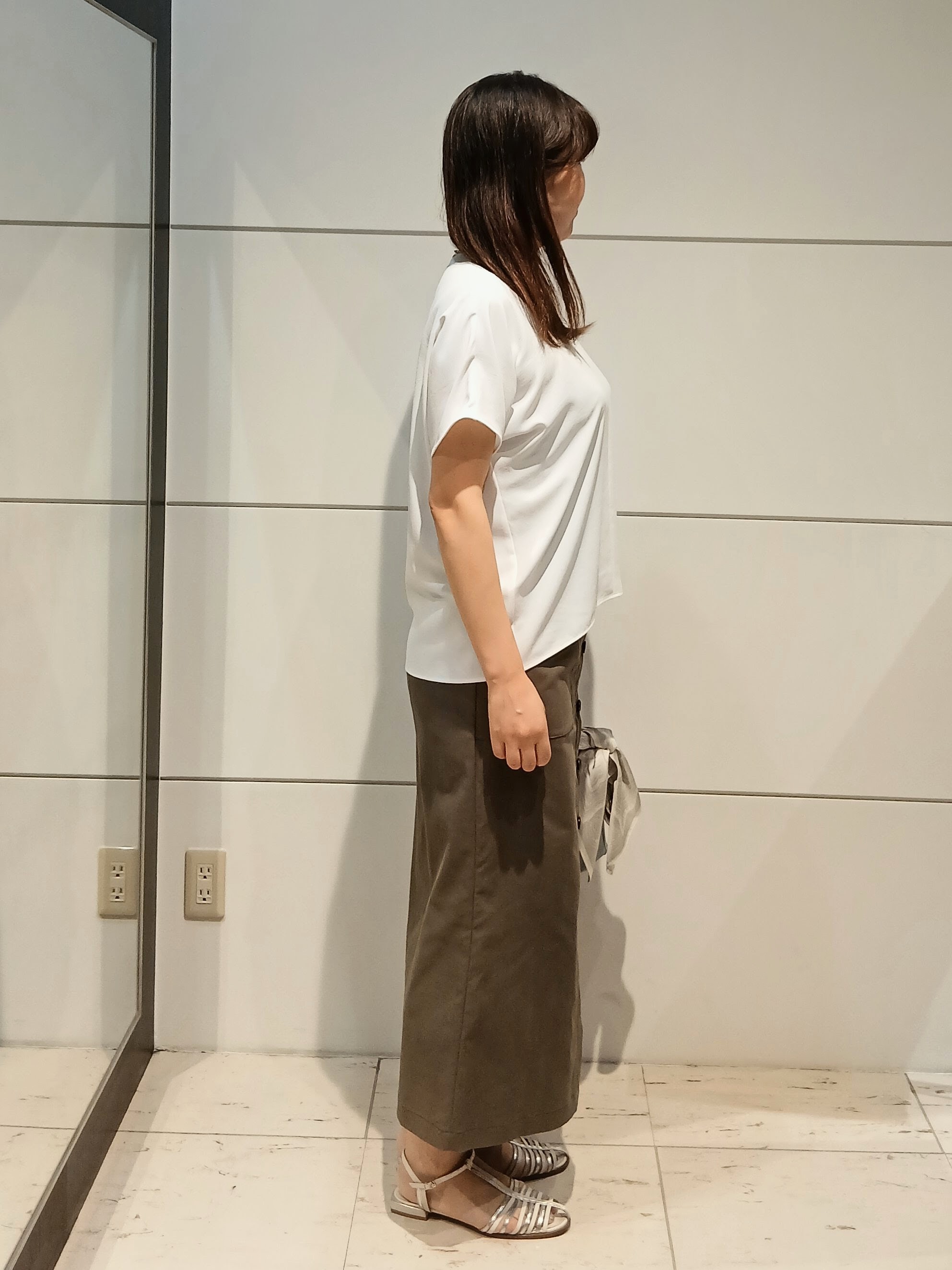なみきさんの「UNTITLED｜【UV/接触冷感/セットアップ可】リラクシーキーVネックブラウス」を使ったコーディネート