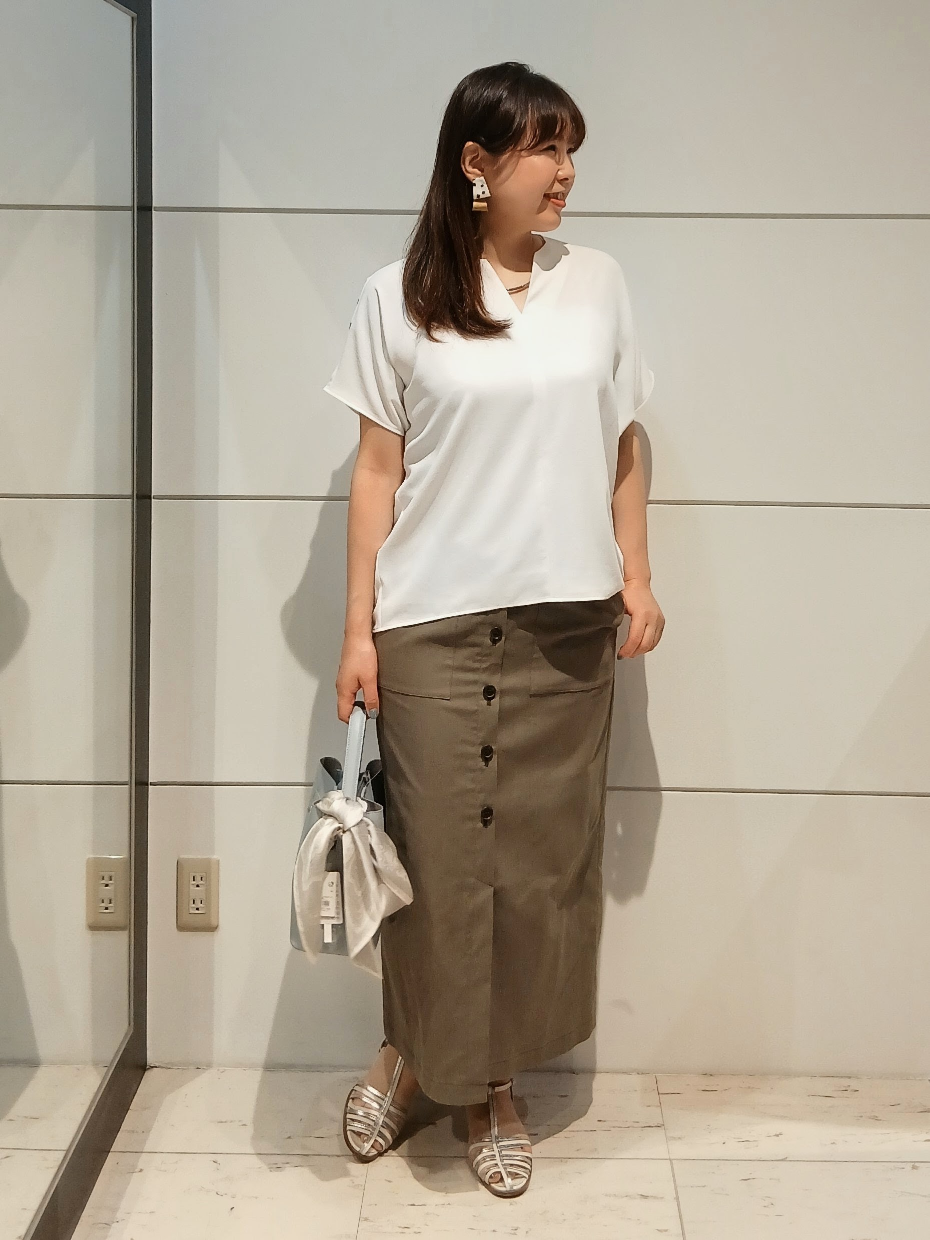 なみきさんの「UNTITLED｜【UV/接触冷感/セットアップ可】リラクシーキーVネックブラウス」を使ったコーディネート