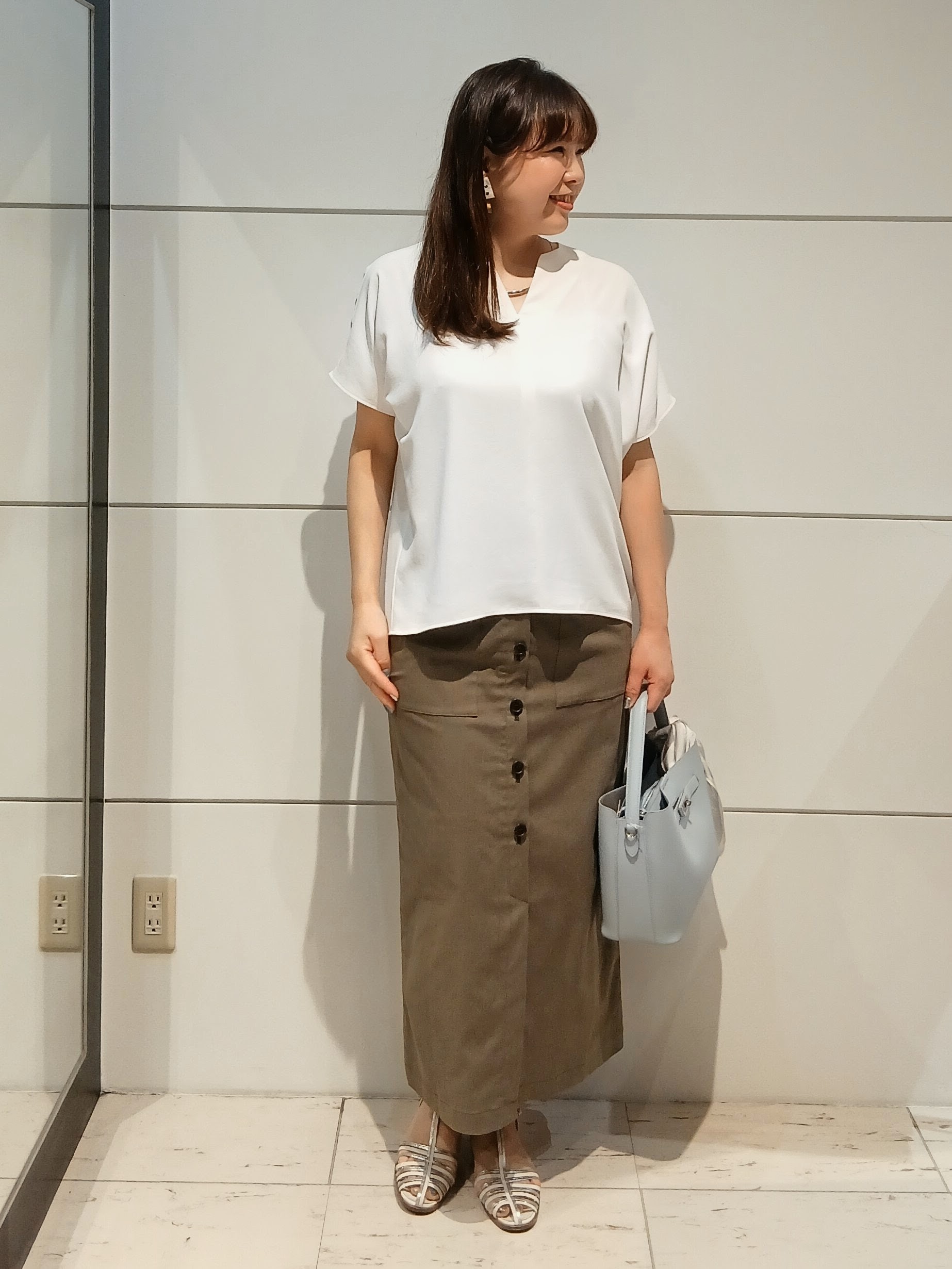 なみきさんの「UNTITLED｜【UV/接触冷感/セットアップ可】リラクシーキーVネックブラウス」を使ったコーディネート