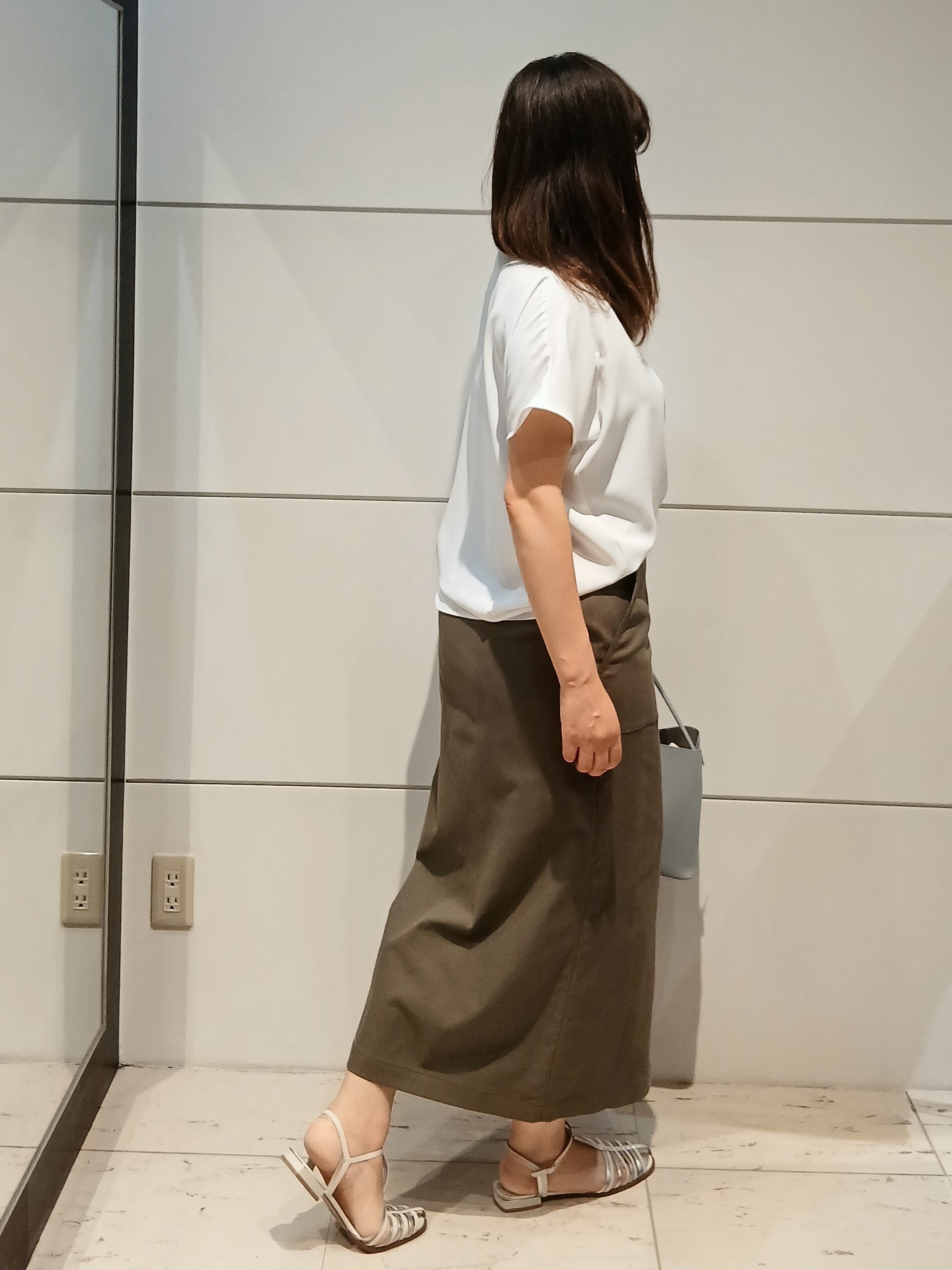 なみきさんの「UNTITLED｜【UV/接触冷感/セットアップ可】リラクシーキーVネックブラウス」を使ったコーディネート