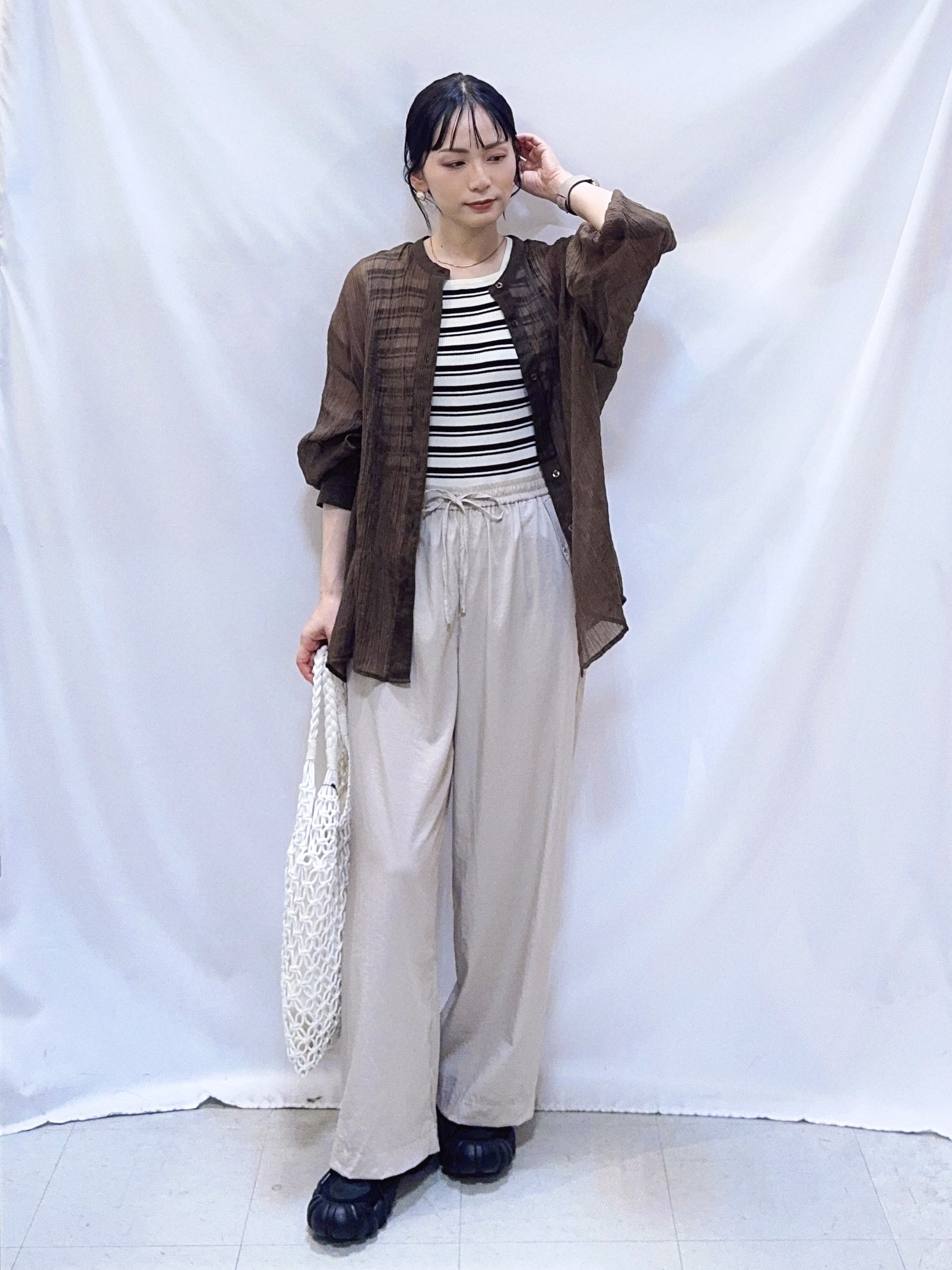 𝐇𝐢𝐫𝐨𝐦𝐢さんの「SHOO･LA･RUE｜【S-LL】大人のシアー感 風合い楽しむバンドカラーシャツ」を使ったコーディネート