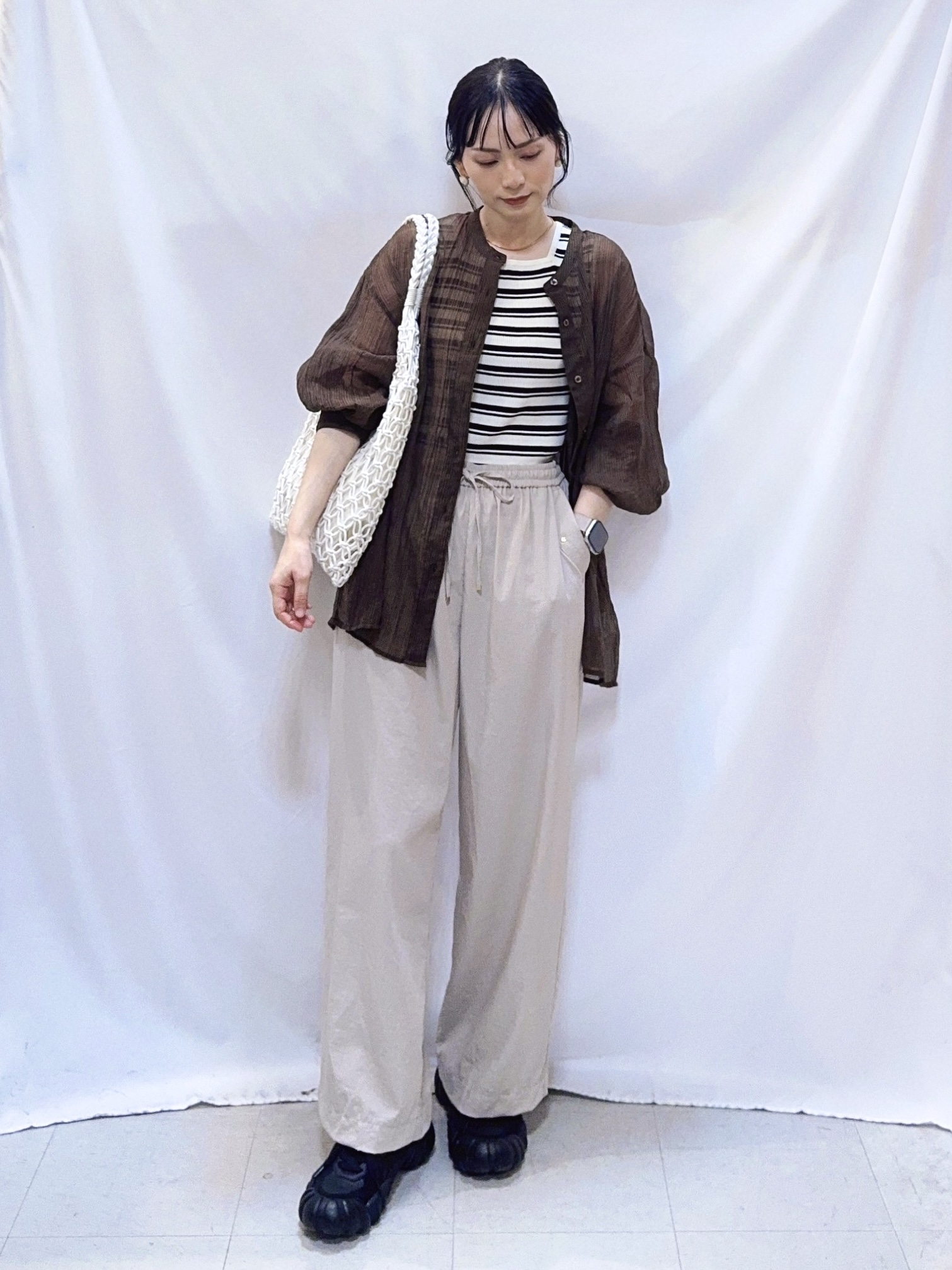 𝐇𝐢𝐫𝐨𝐦𝐢さんの「SHOO･LA･RUE｜【S-LL】大人のシアー感 風合い楽しむバンドカラーシャツ」を使ったコーディネート