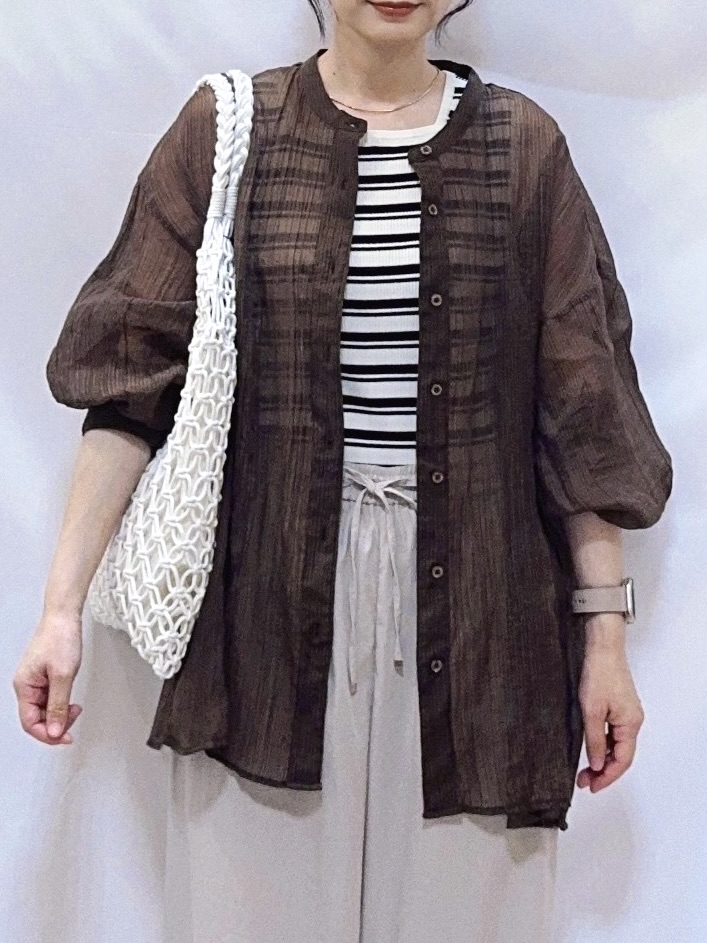 𝐇𝐢𝐫𝐨𝐦𝐢さんの「SHOO･LA･RUE｜【S-LL】大人のシアー感 風合い楽しむバンドカラーシャツ」を使ったコーディネート