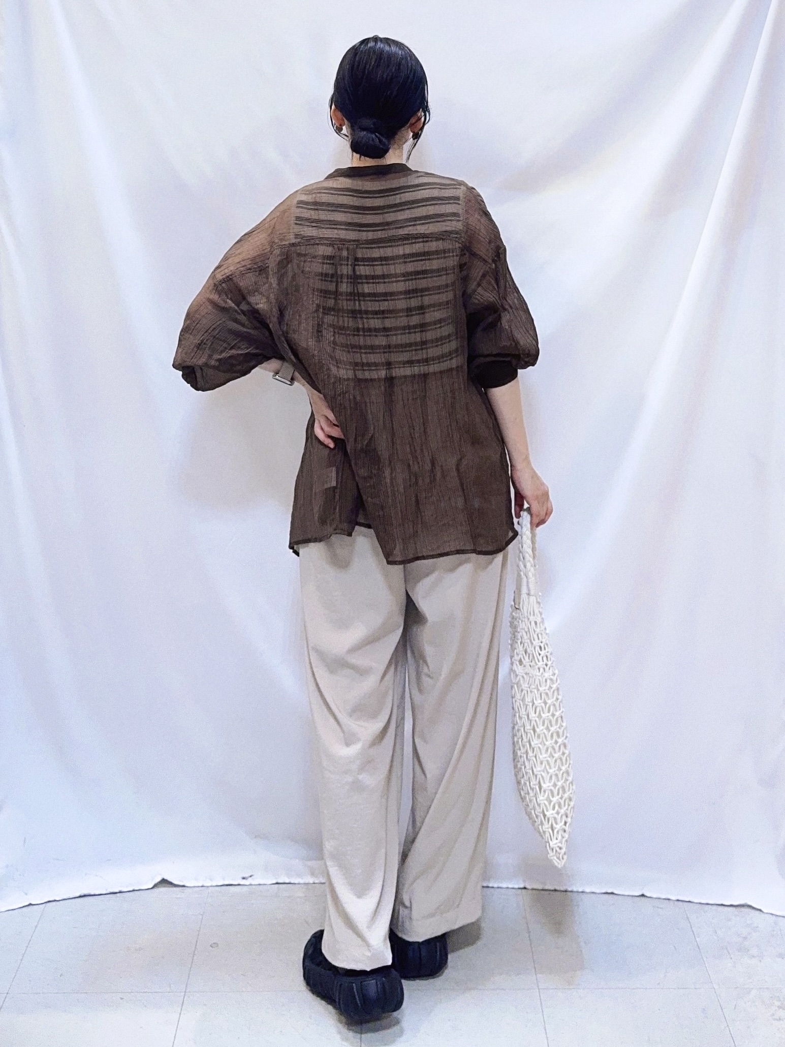 𝐇𝐢𝐫𝐨𝐦𝐢さんの「SHOO･LA･RUE｜【S-LL】大人のシアー感 風合い楽しむバンドカラーシャツ」を使ったコーディネート