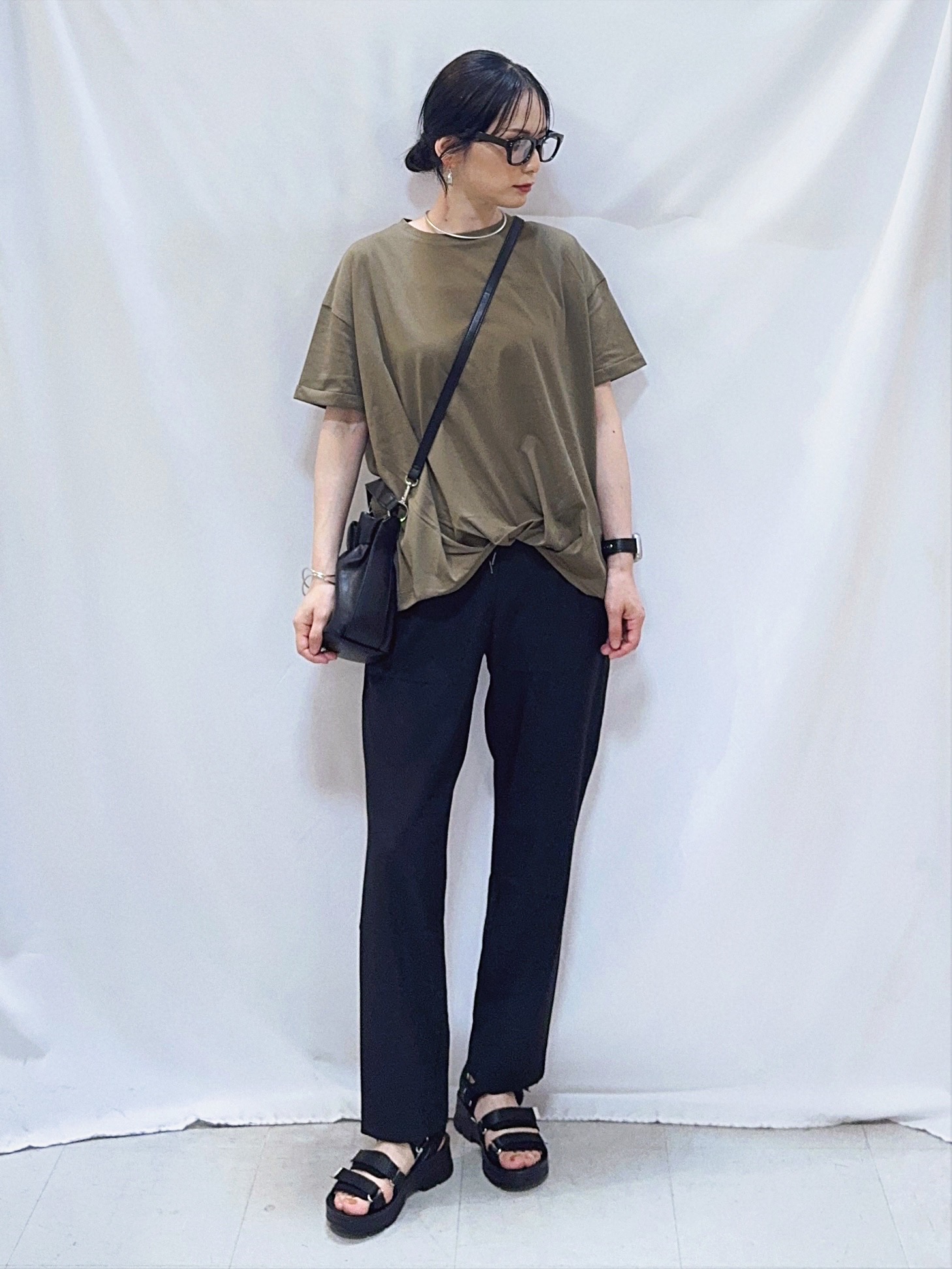 𝐇𝐢𝐫𝐨𝐦𝐢さんの「SHOO･LA･RUE｜【ひんやり/S-LL】インせず決まる フロントタックデザインTシャツ」を使ったコーディネート