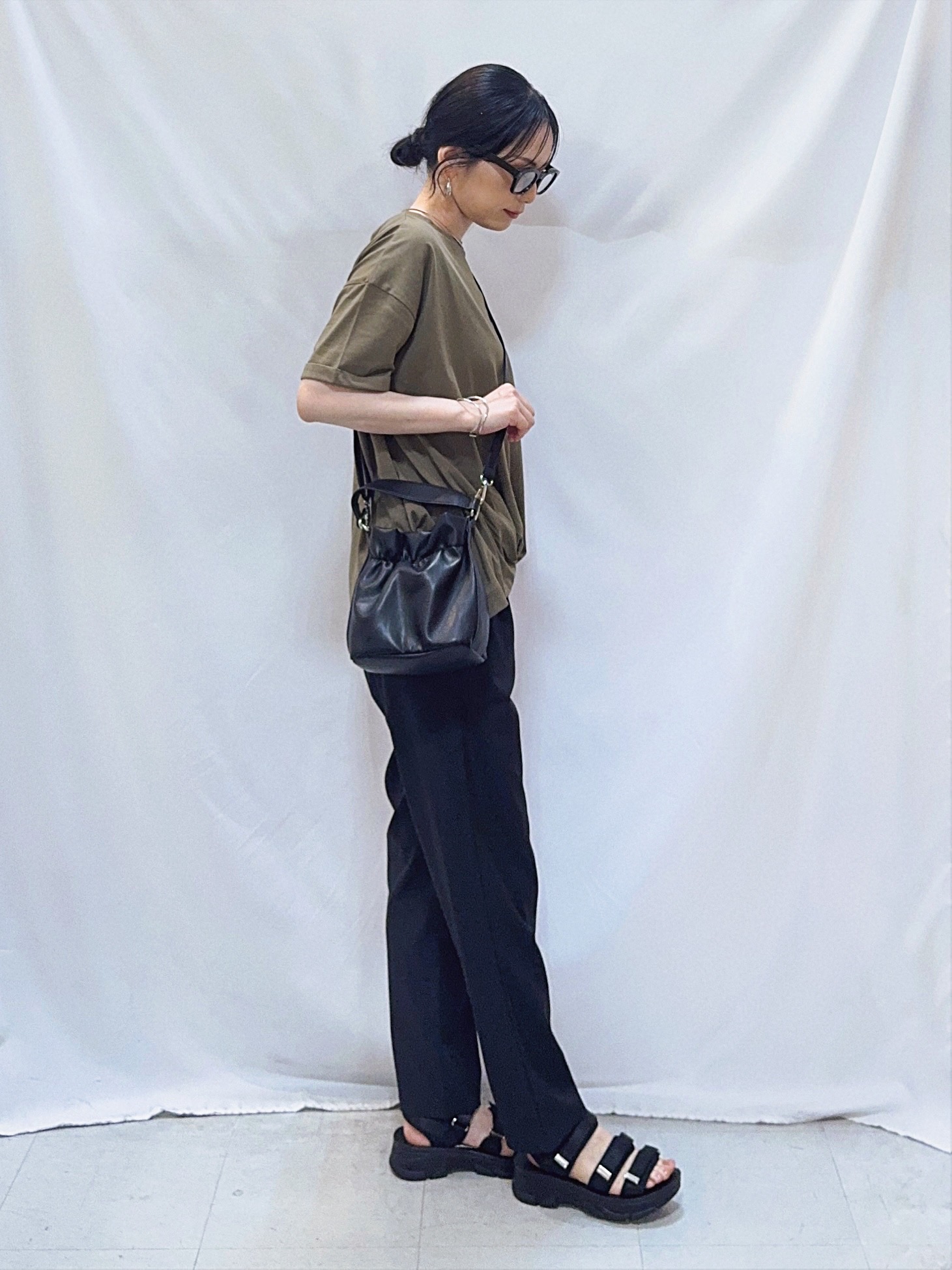 𝐇𝐢𝐫𝐨𝐦𝐢さんの「SHOO･LA･RUE｜【ひんやり/S-LL】インせず決まる フロントタックデザインTシャツ」を使ったコーディネート