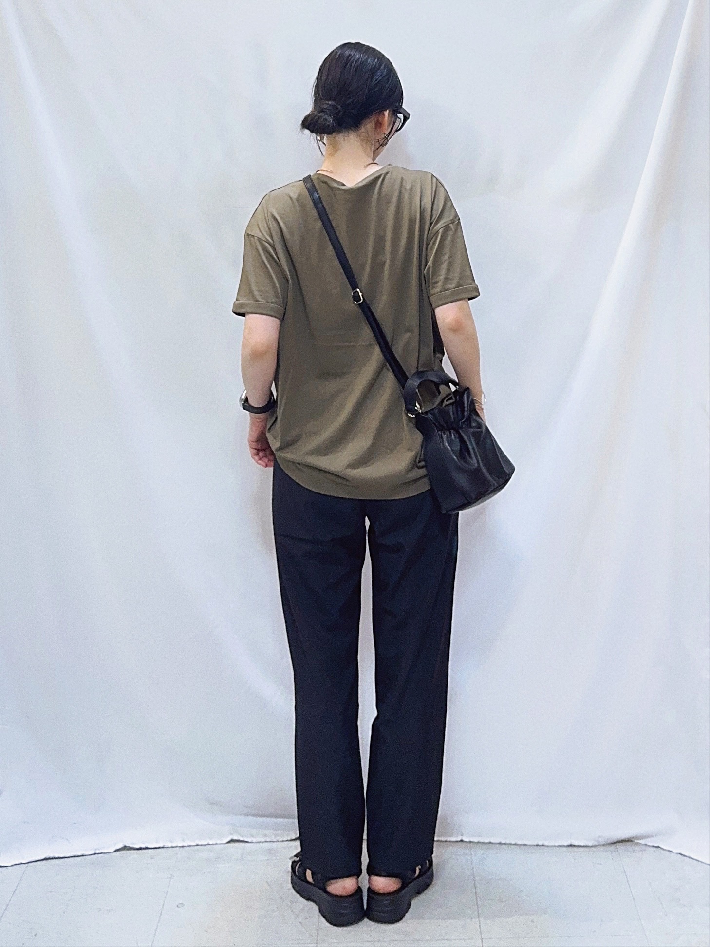 𝐇𝐢𝐫𝐨𝐦𝐢さんの「SHOO･LA･RUE｜【ひんやり/S-LL】インせず決まる フロントタックデザインTシャツ」を使ったコーディネート