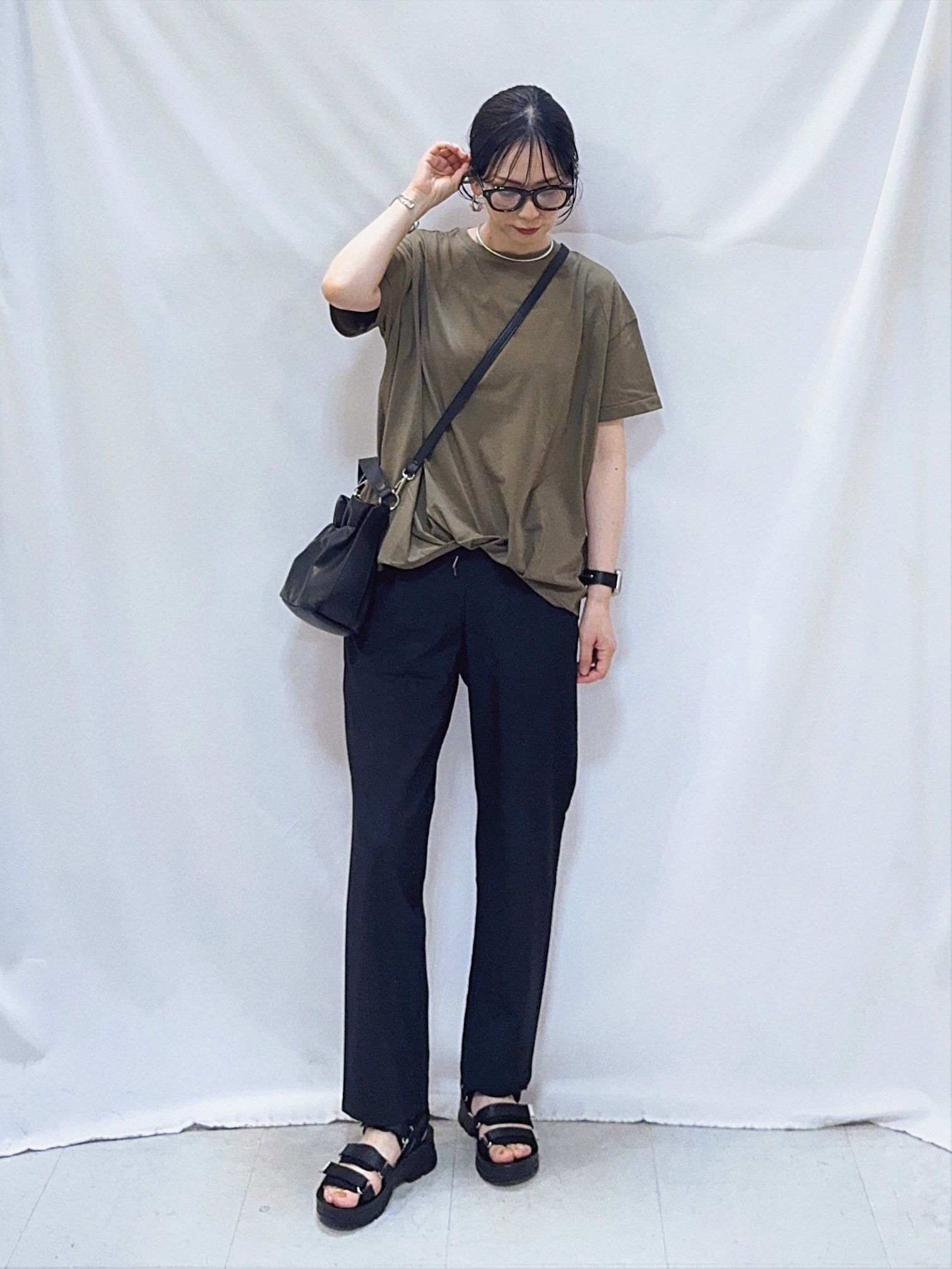 𝐇𝐢𝐫𝐨𝐦𝐢さんの「SHOO･LA･RUE｜【ひんやり/S-LL】インせず決まる フロントタックデザインTシャツ」を使ったコーディネート