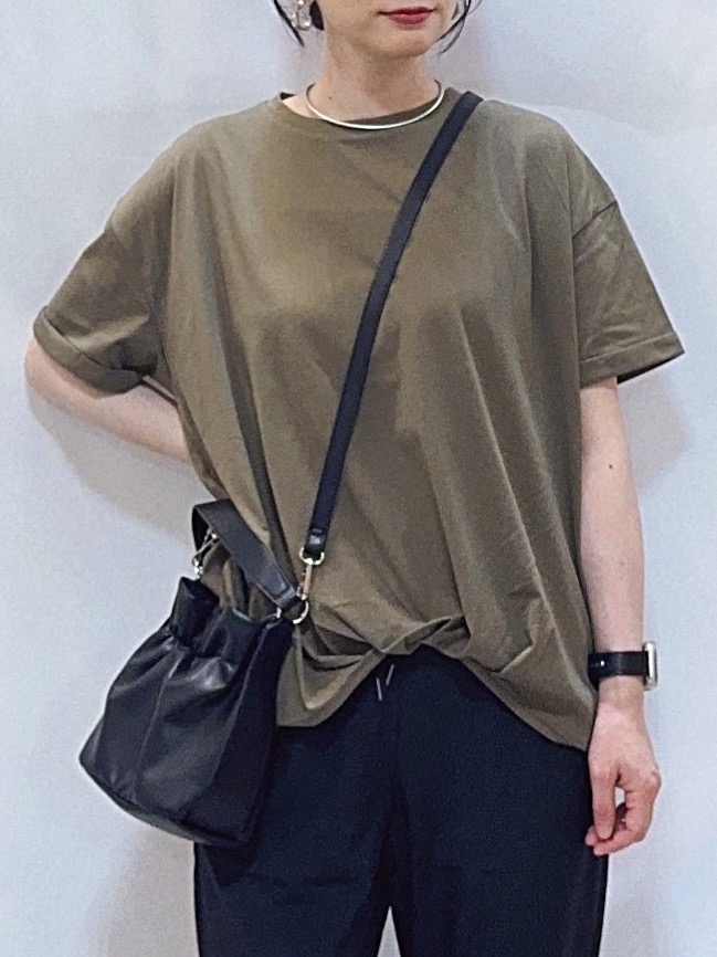 𝐇𝐢𝐫𝐨𝐦𝐢さんの「SHOO･LA･RUE｜【ひんやり/S-LL】インせず決まる フロントタックデザインTシャツ」を使ったコーディネート