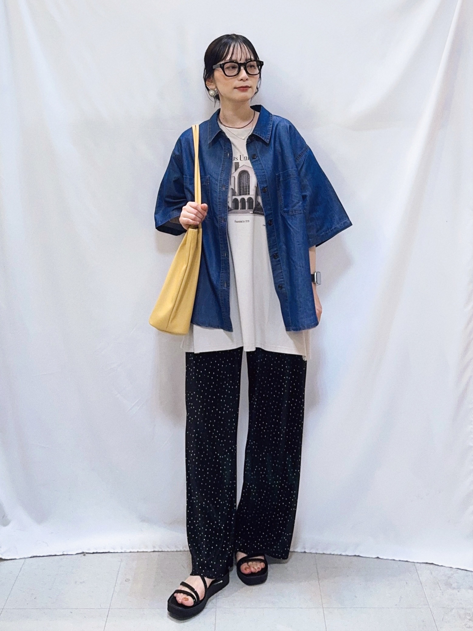 𝐇𝐢𝐫𝐨𝐦𝐢さんの「SHOO･LA･RUE｜【セットアップ可/S-LL】ライトオンスデニム 5分袖シャツ」を使ったコーディネート