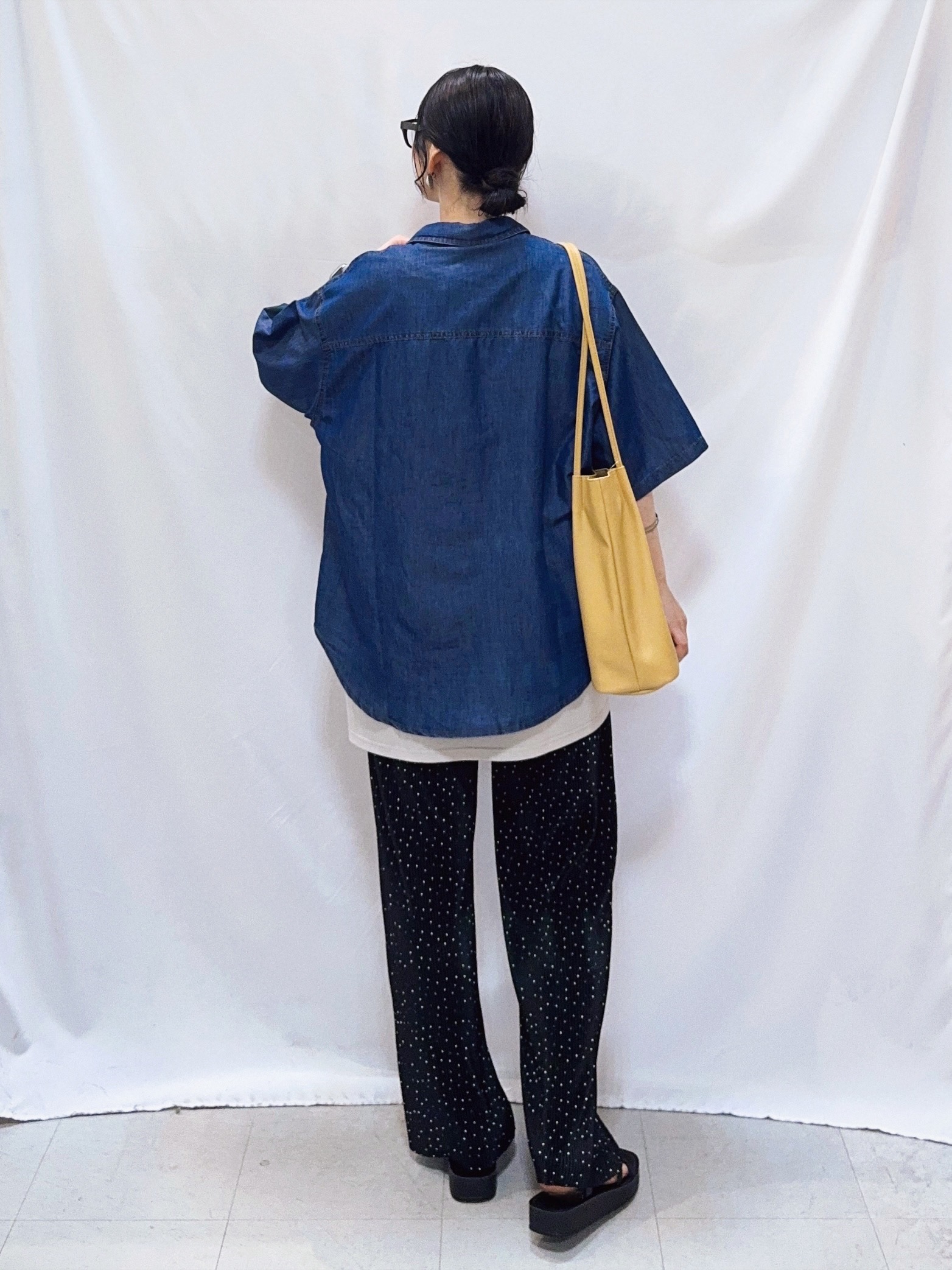 𝐇𝐢𝐫𝐨𝐦𝐢さんの「SHOO･LA･RUE｜【セットアップ可/S-LL】ライトオンスデニム 5分袖シャツ」を使ったコーディネート