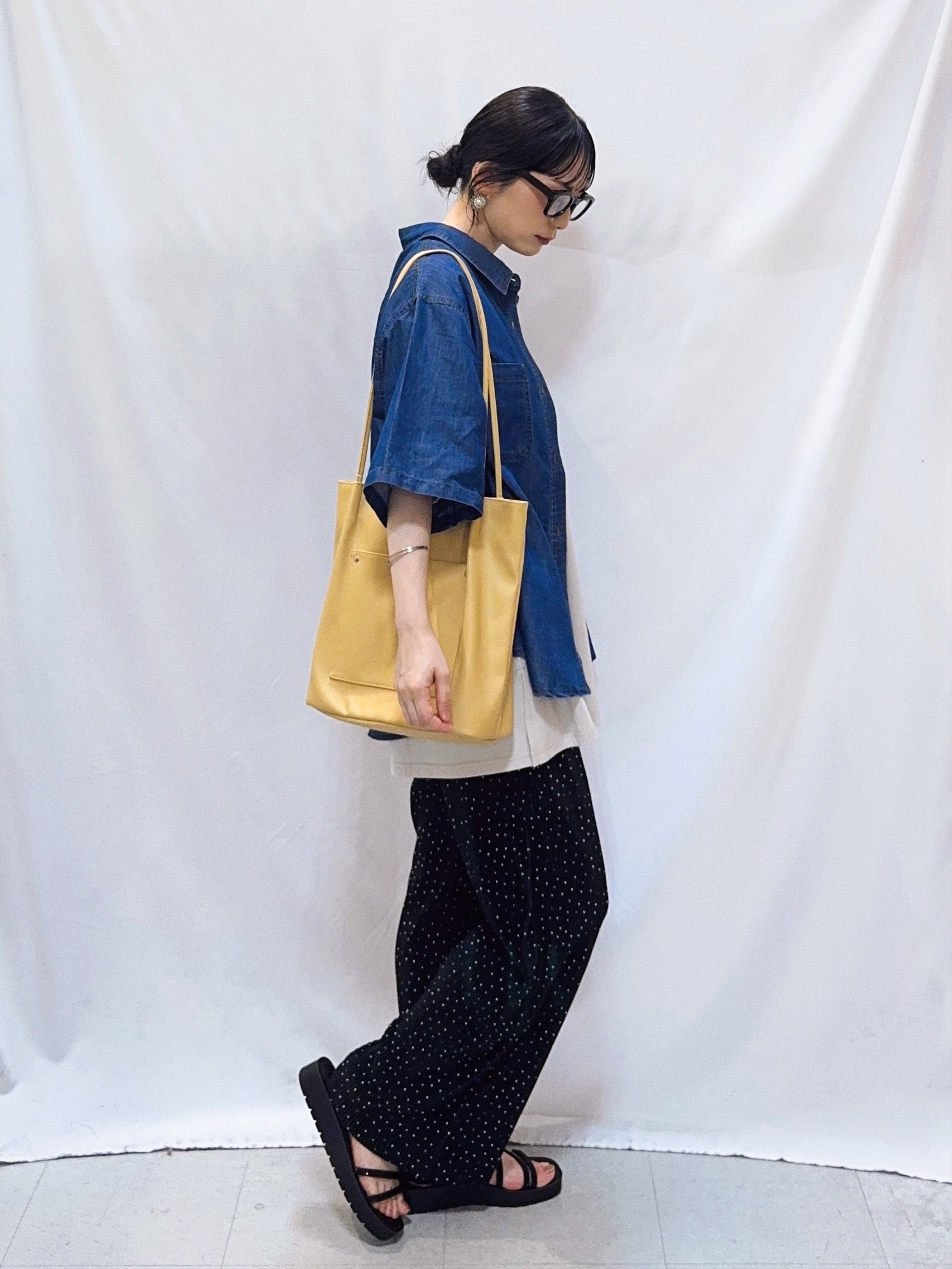 𝐇𝐢𝐫𝐨𝐦𝐢さんの「SHOO･LA･RUE｜【セットアップ可/S-LL】ライトオンスデニム 5分袖シャツ」を使ったコーディネート