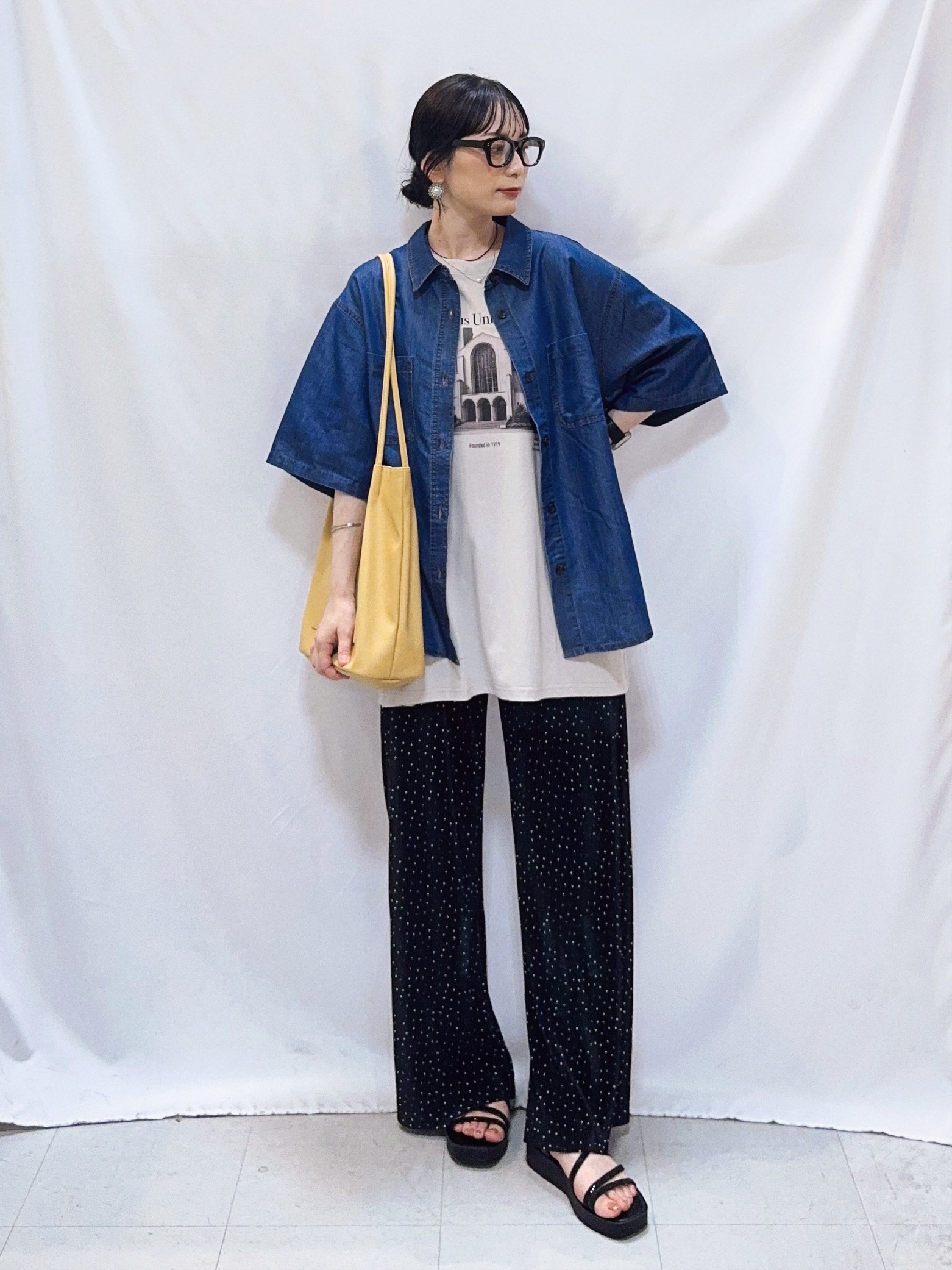𝐇𝐢𝐫𝐨𝐦𝐢さんの「SHOO･LA･RUE｜【セットアップ可/S-LL】ライトオンスデニム 5分袖シャツ」を使ったコーディネート