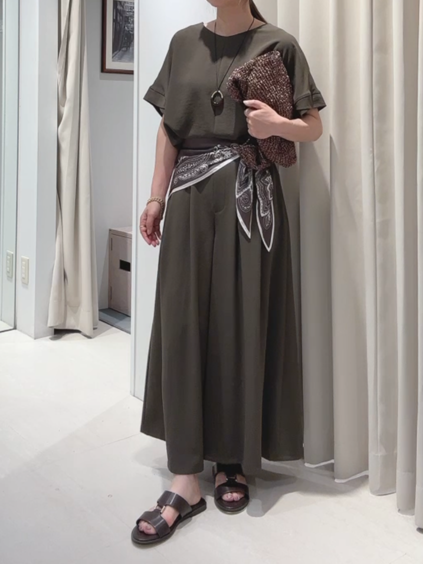 tomoさんの「UNTITLED｜【前後2WAY/はっ水/セットアップ可】リラクシーフレンチスリーブブラウス」を使ったコーディネート