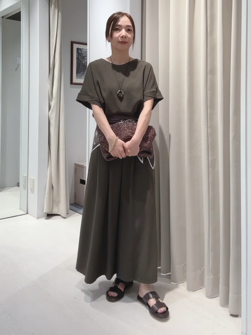 tomoさんの「UNTITLED｜【前後2WAY/はっ水/セットアップ可】リラクシーフレンチスリーブブラウス」を使ったコーディネート