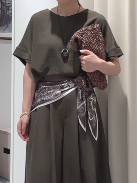 tomoさんの「UNTITLED｜【前後2WAY/はっ水/セットアップ可】リラクシーフレンチスリーブブラウス」を使ったコーディネート