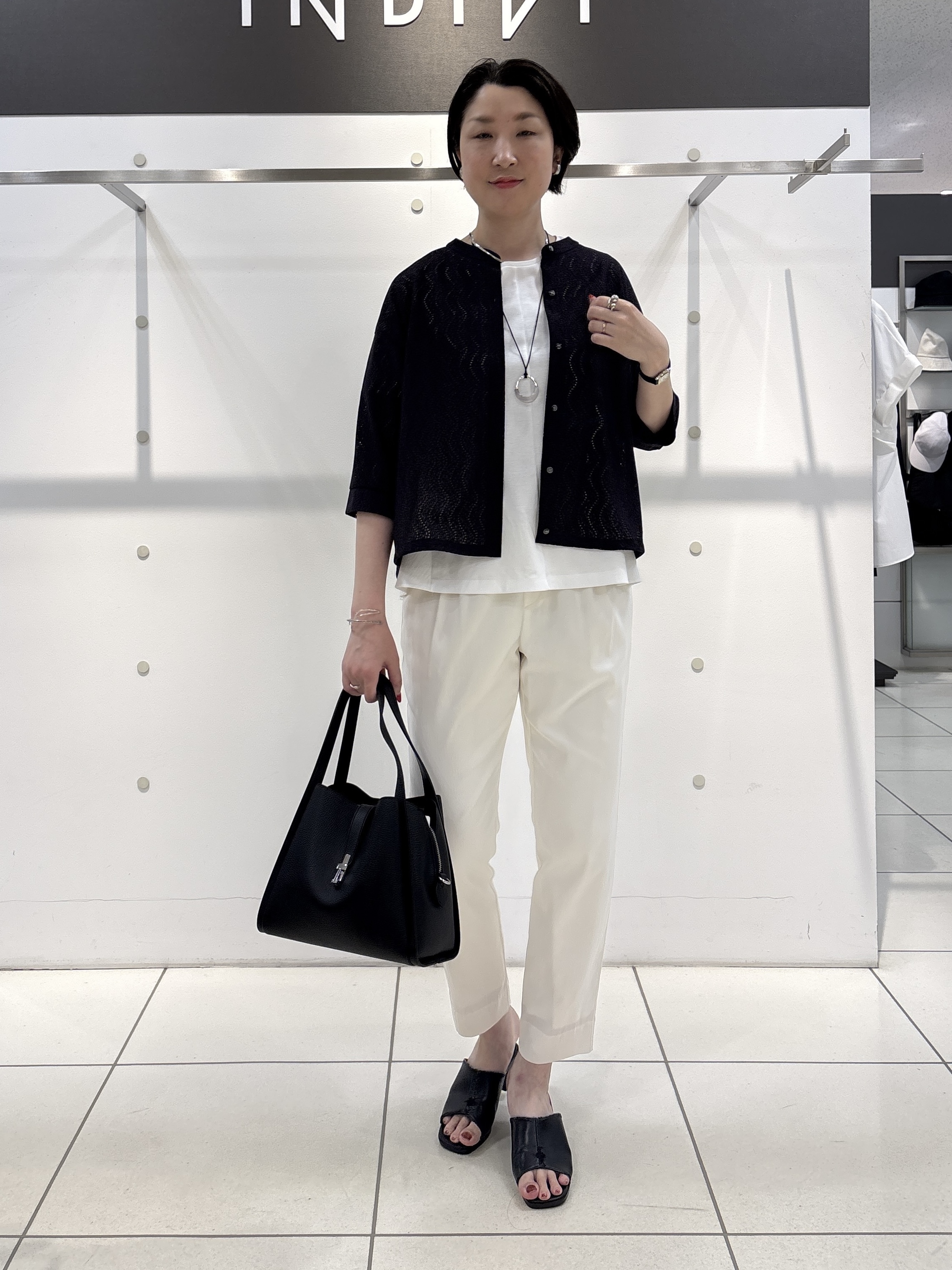 yuriさんの「INDIVI｜【バックシャン】異素材ドッキングプルオーバー」を使ったコーディネート
