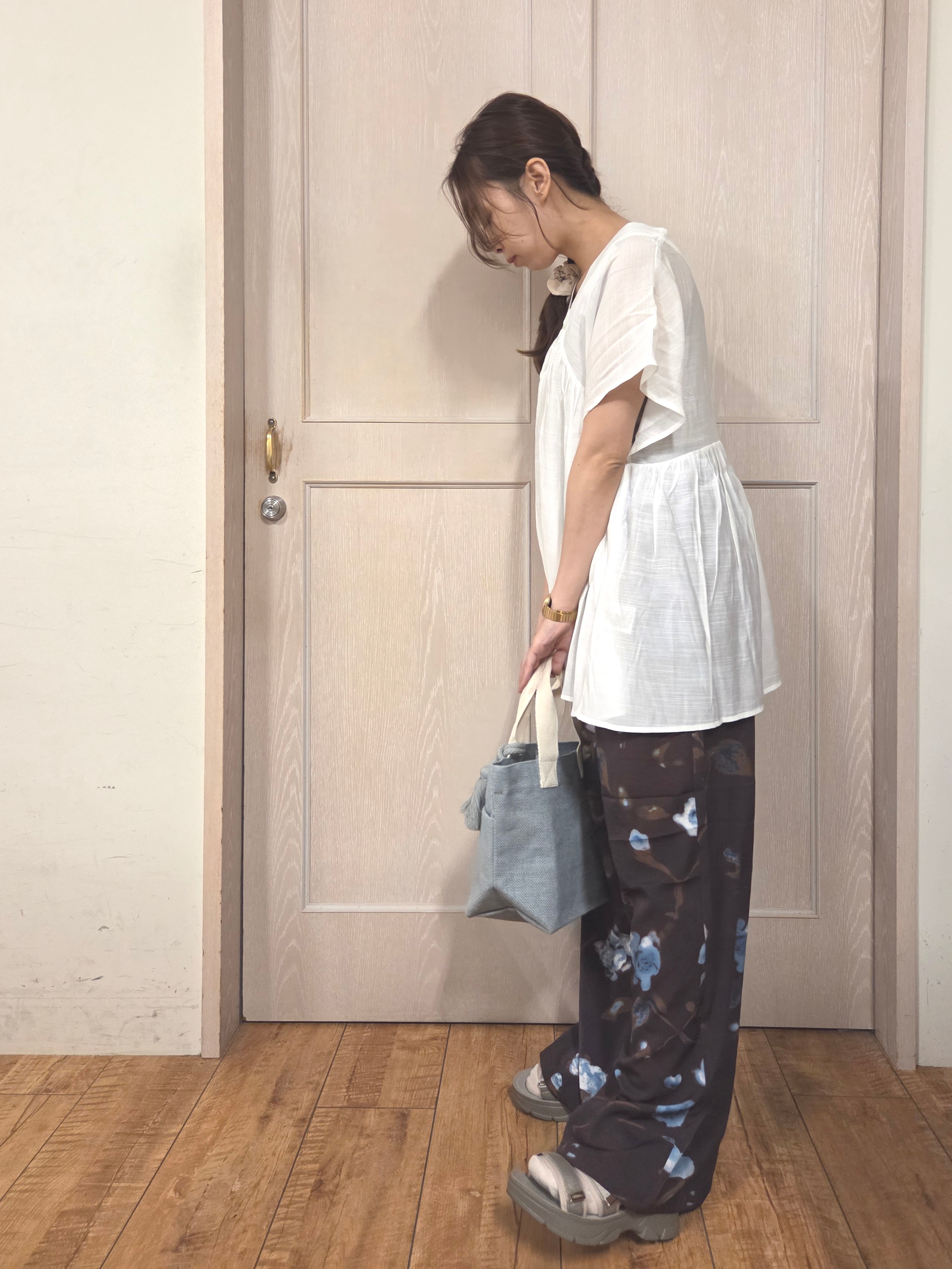 masamiさんの「SHOO･LA･RUE｜【ひんやり/UV/体型カバー】インせず着られる Vネックギャザーブラウス」を使ったコーディネート