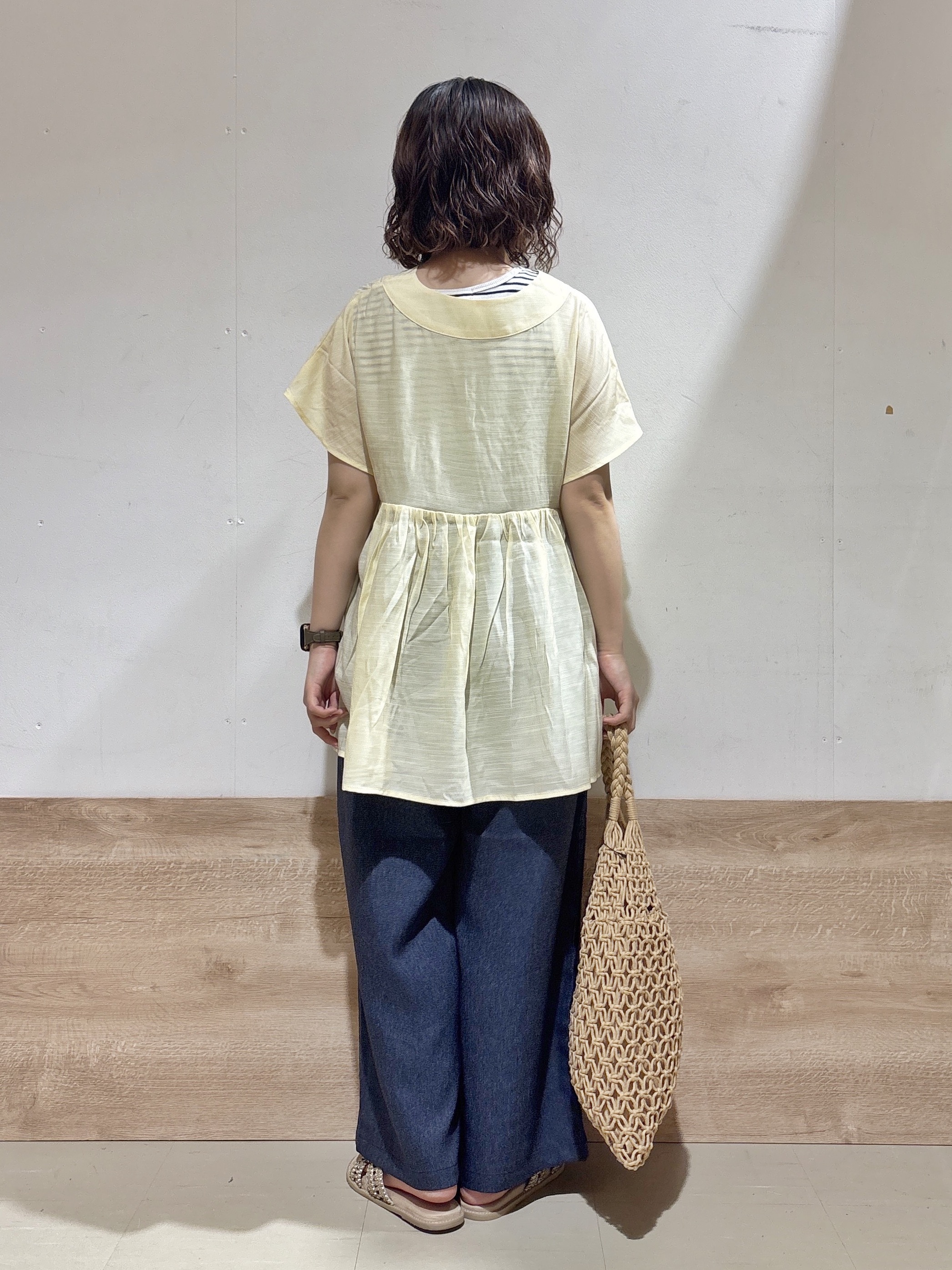 るねさんの「SHOO･LA･RUE｜【ひんやり/UV/体型カバー】インせず着られる Vネックギャザーブラウス」を使ったコーディネート