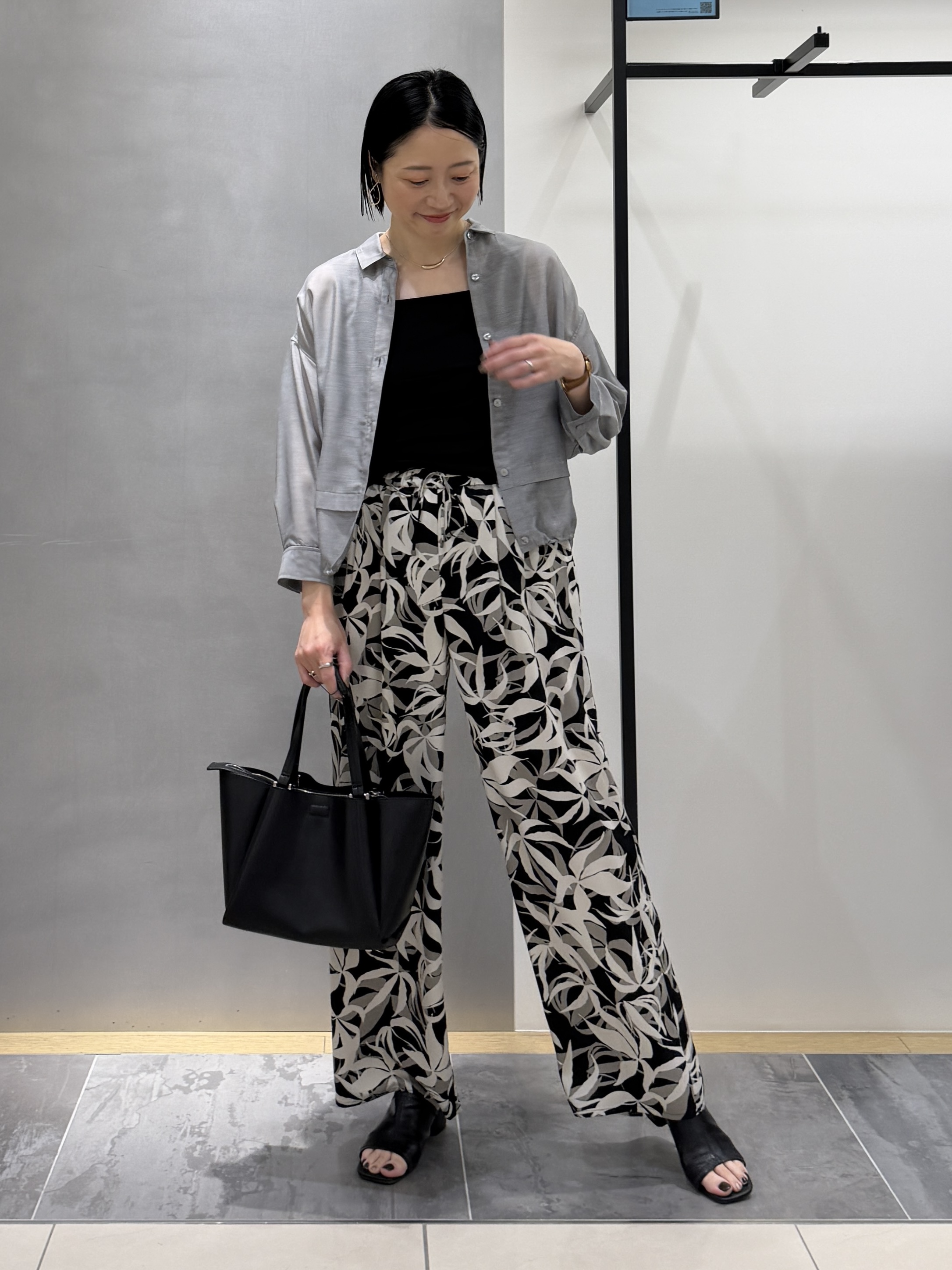 shihoさんの「INDIVI｜【接触冷感／洗える／2WAY】ドロスト付 シアーシャンブレーシャツ」を使ったコーディネート