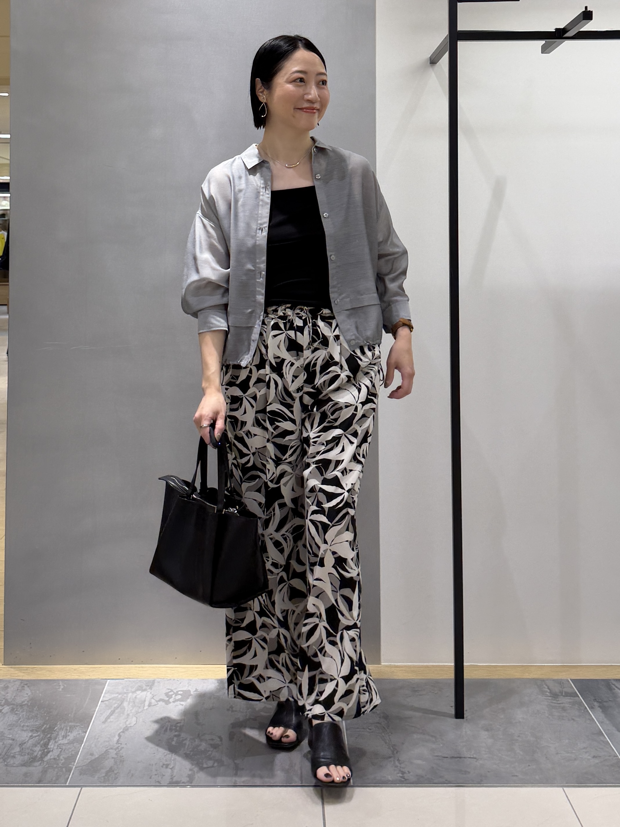 shihoさんの「INDIVI｜【接触冷感／洗える／2WAY】ドロスト付 シアーシャンブレーシャツ」を使ったコーディネート