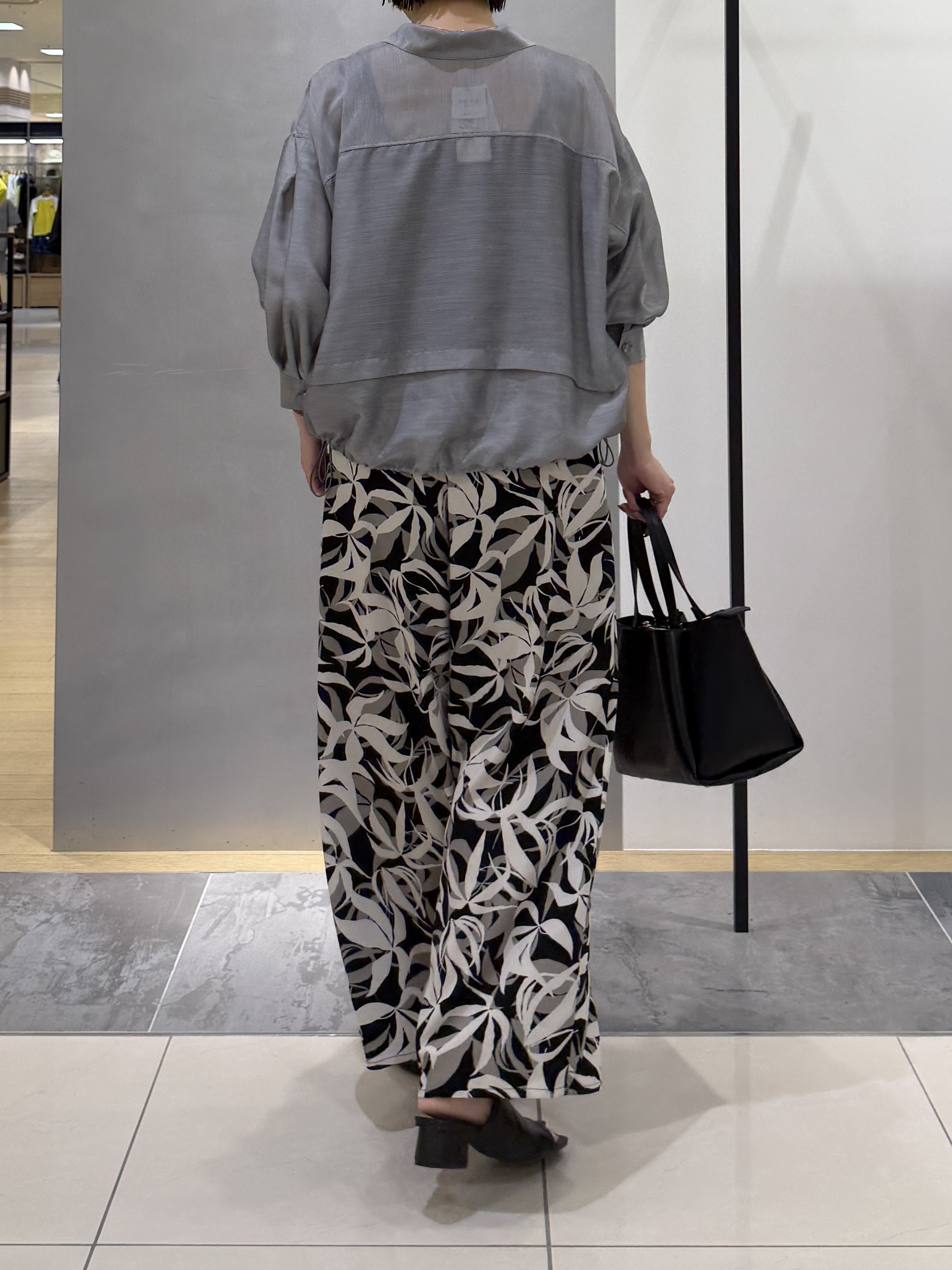 shihoさんの「INDIVI｜【接触冷感／洗える／2WAY】ドロスト付 シアーシャンブレーシャツ」を使ったコーディネート