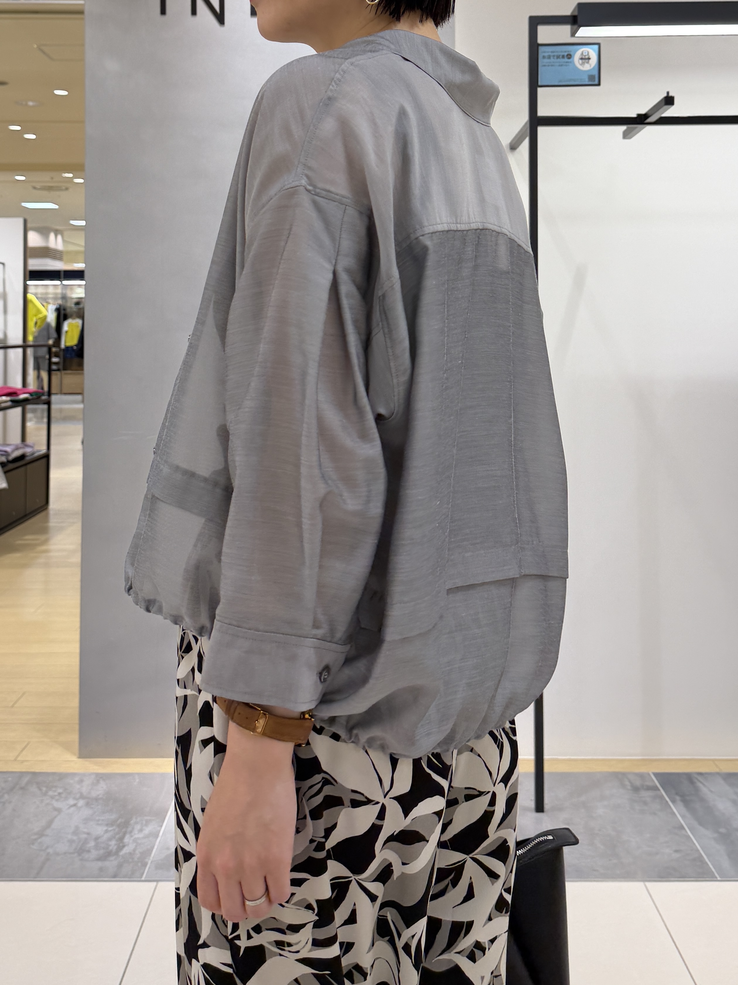 shihoさんの「INDIVI｜【接触冷感／洗える／2WAY】ドロスト付 シアーシャンブレーシャツ」を使ったコーディネート