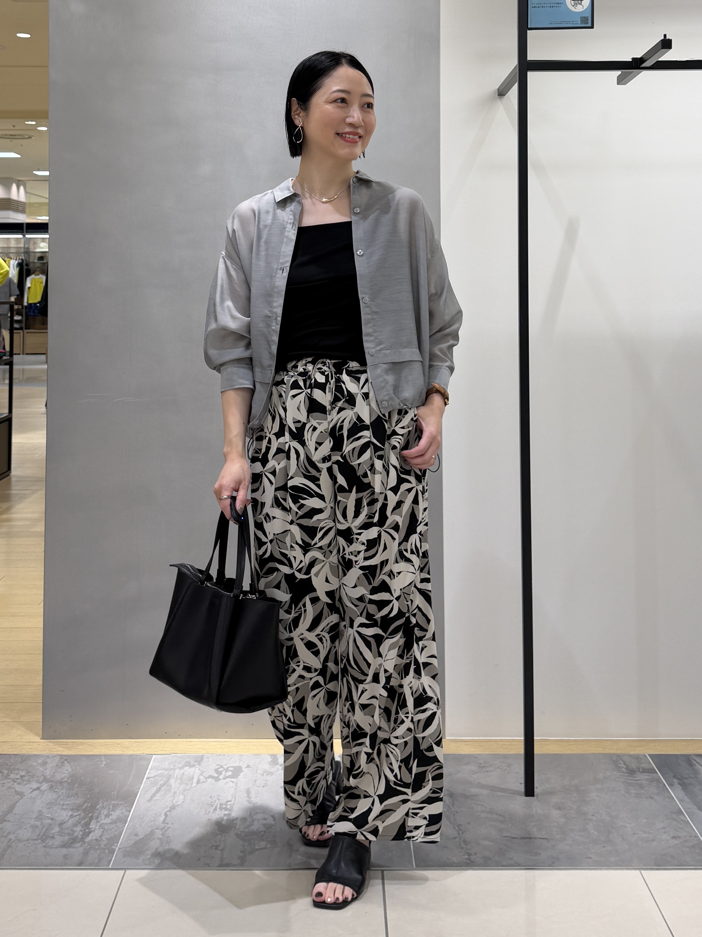 shihoさんの「INDIVI｜【接触冷感／洗える／2WAY】ドロスト付 シアーシャンブレーシャツ」を使ったコーディネート