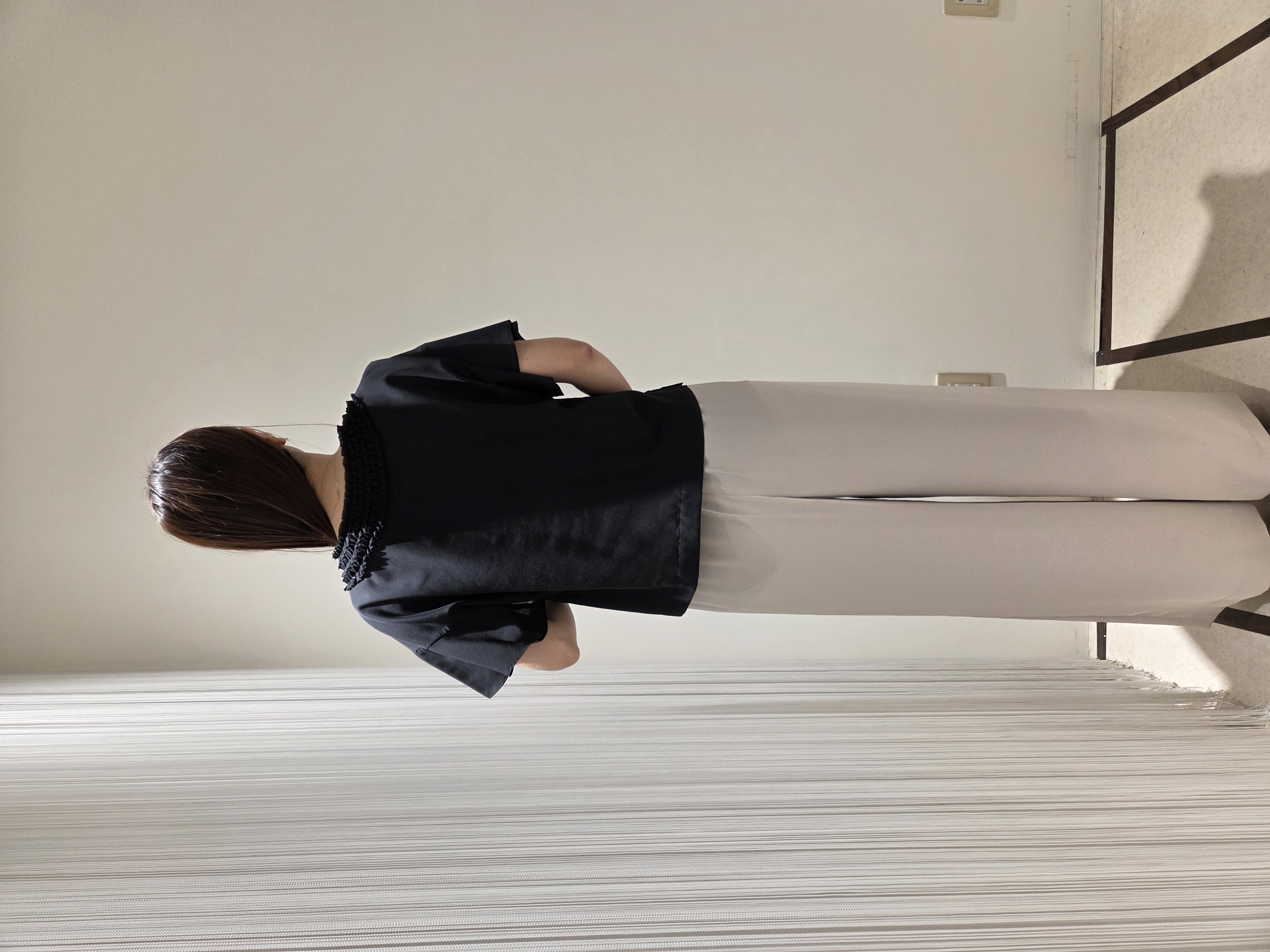 MATSUさんの「UNTITLED｜【接触冷感/通気性/洗える】Vネックフリルブラウス」を使ったコーディネート