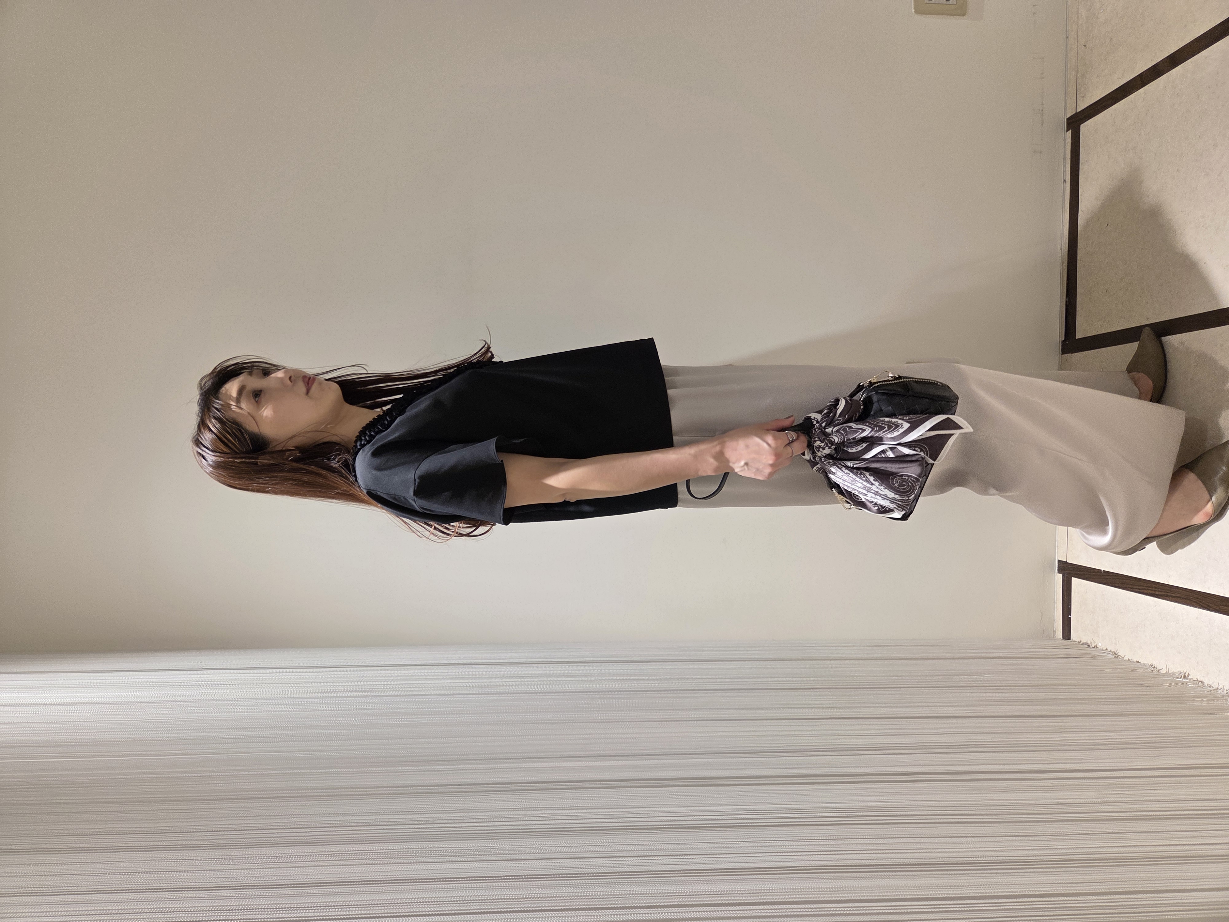 MATSUさんの「UNTITLED｜【接触冷感/通気性/洗える】Vネックフリルブラウス」を使ったコーディネート