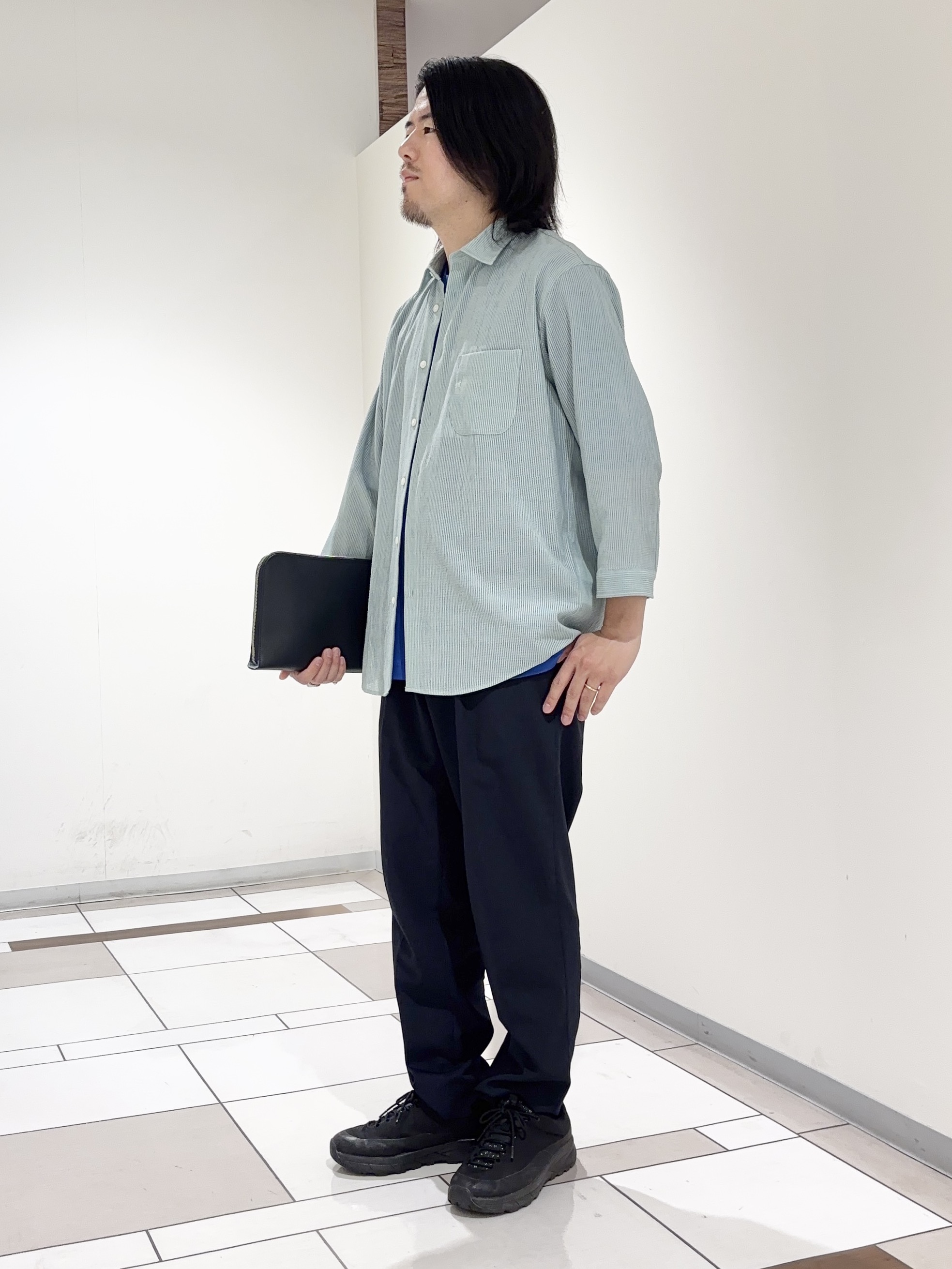 及川さんの「TAKEO KIKUCHI｜【通気性】トリコットサッカー 7分袖シャツ」を使ったコーディネート