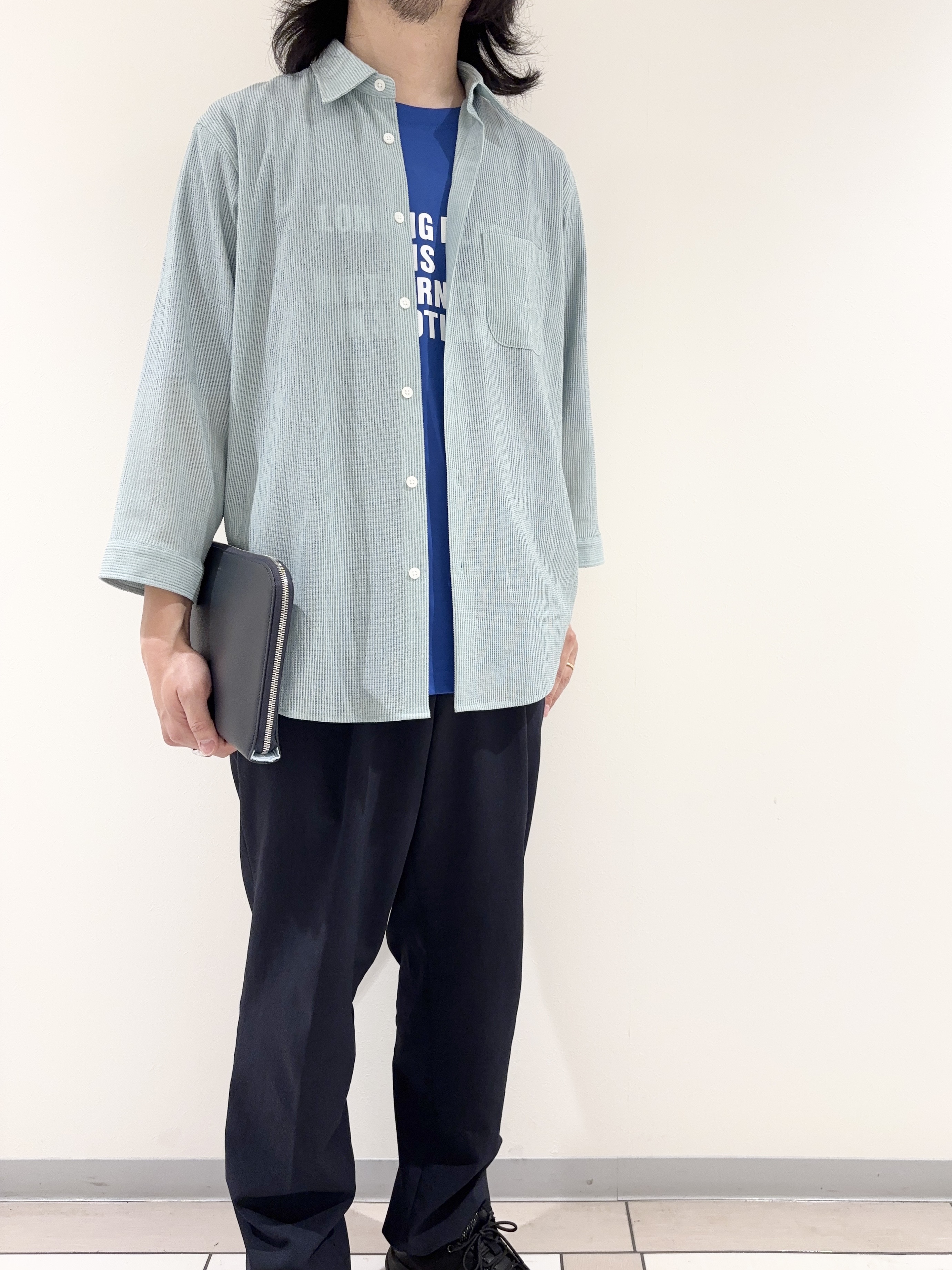 及川さんの「TAKEO KIKUCHI｜【通気性】トリコットサッカー 7分袖シャツ」を使ったコーディネート