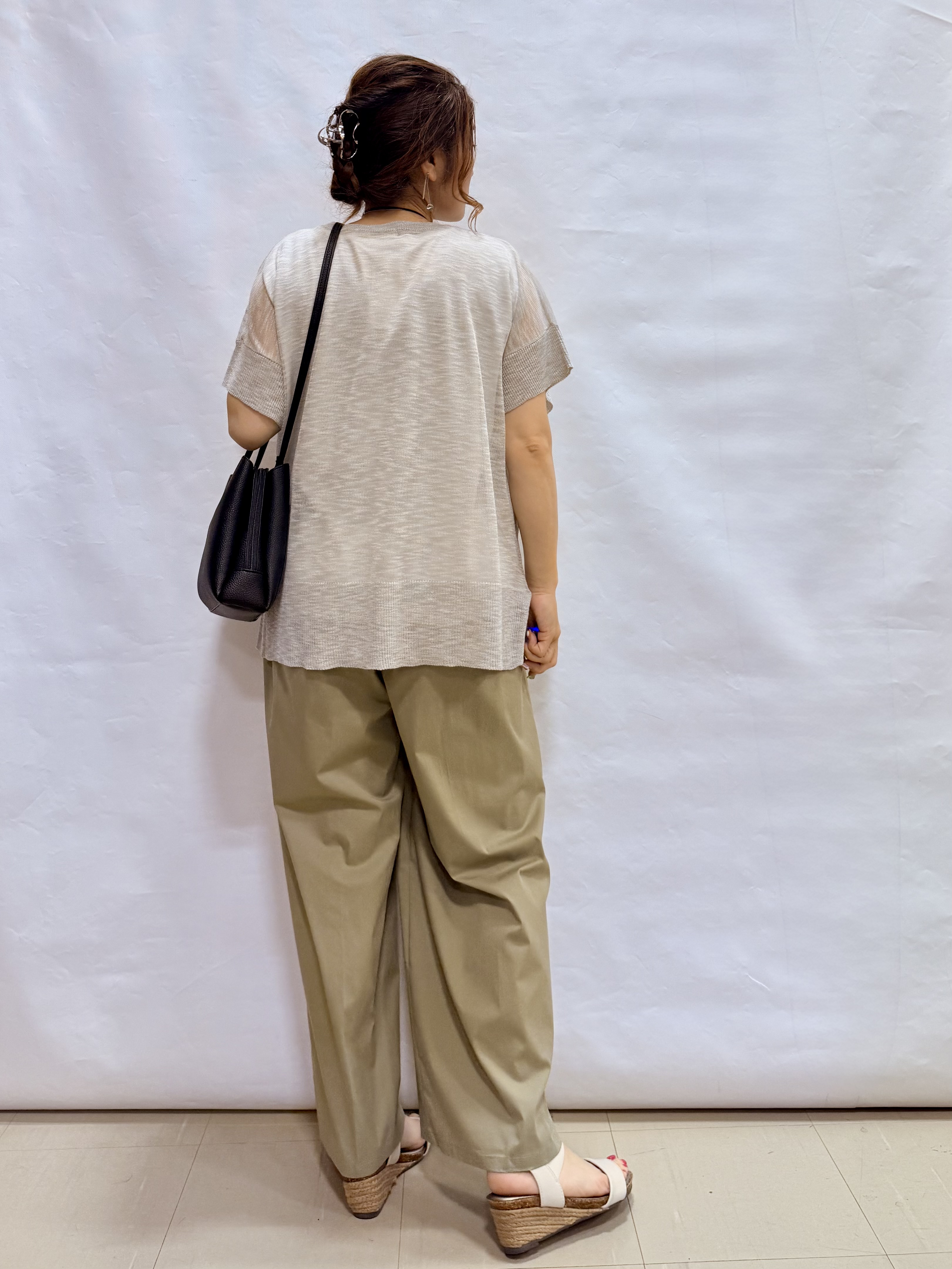 fuuさんの「SHOO･LA･RUE｜【2点セット/S-LL/体型カバー】大人のこなれレイヤード シアーニット+タンクトップ」を使ったコーディネート
