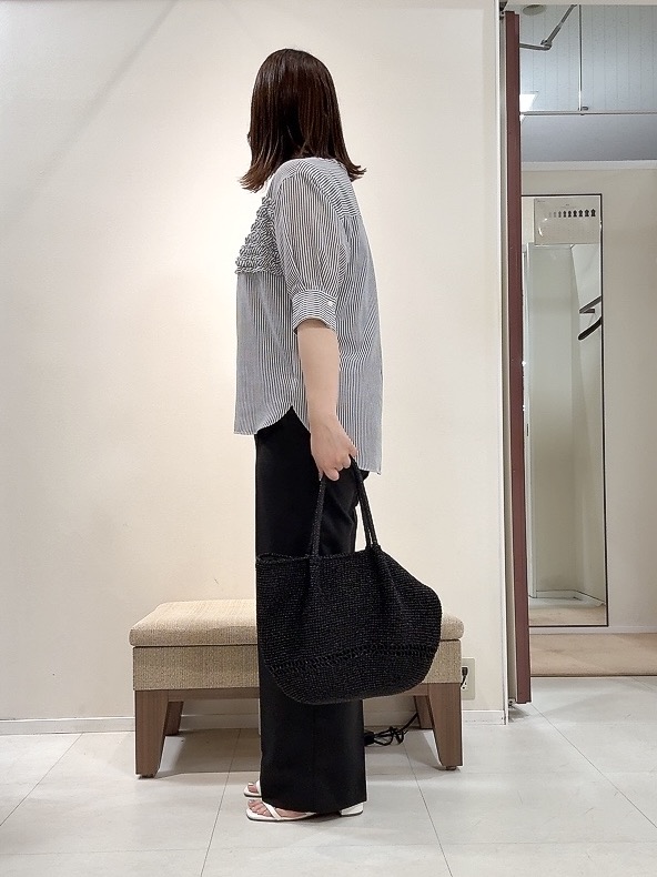 YUIさんの「UNTITLED｜【接触冷感/通気性/洗える】フロントフリルブラウス」を使ったコーディネート