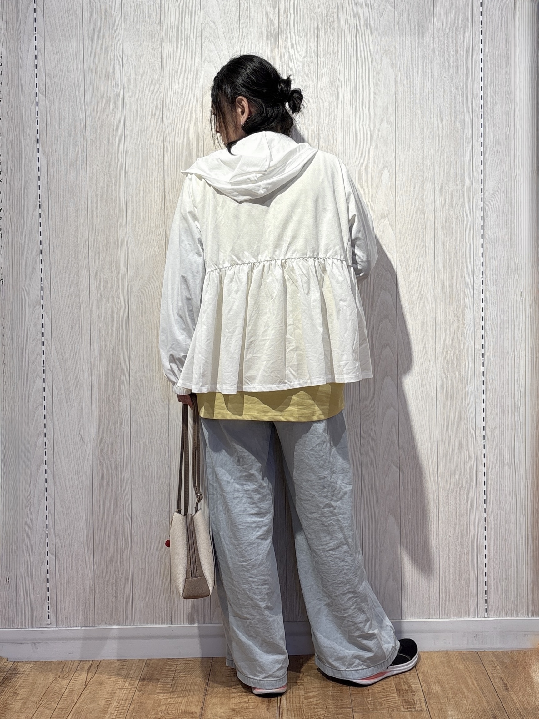 わかさんの「SHOO･LA･RUE｜【ひんやり/S-LL/体型カバー】ペプラムフリルとゴールドパーツが女性らしい UVパーカ」を使ったコーディネート