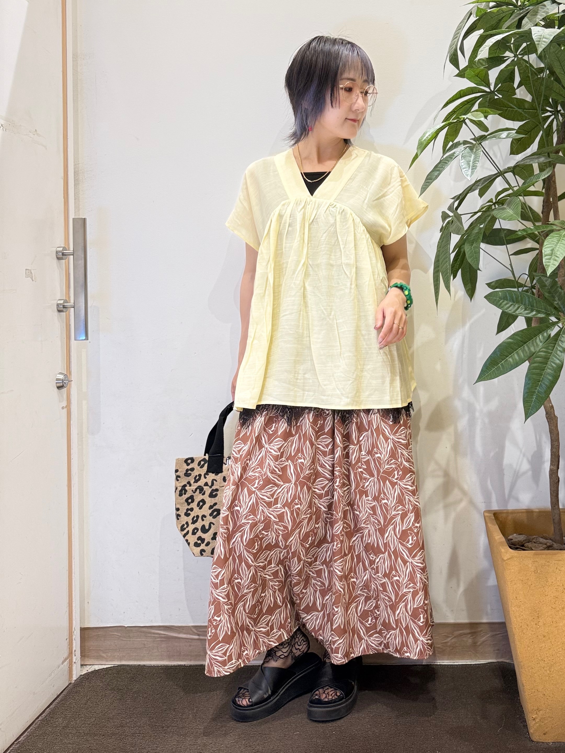 misakiさんの「SHOO･LA･RUE｜【ひんやり/UV/体型カバー】インせず着られる Vネックギャザーブラウス」を使ったコーディネート