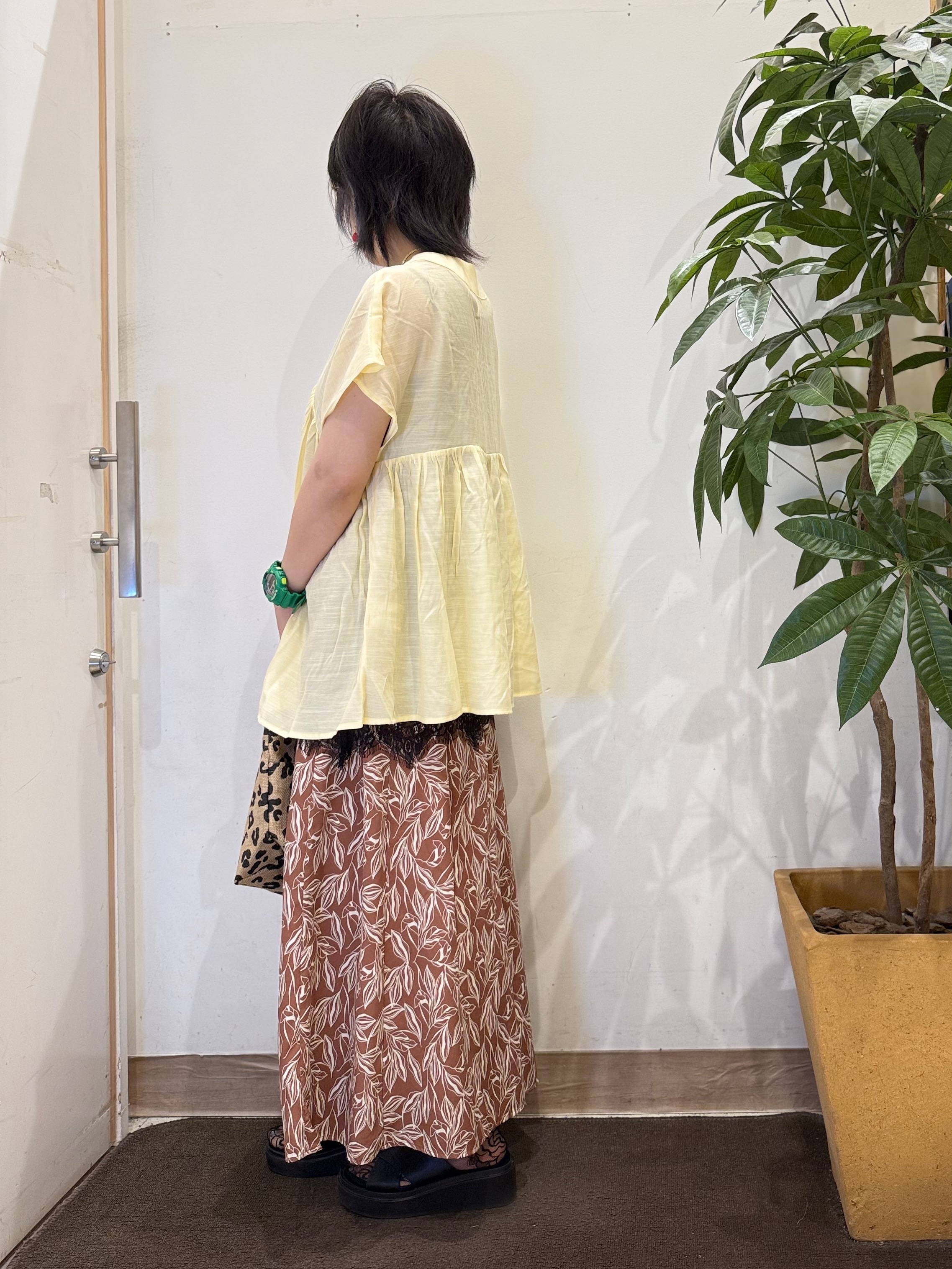misakiさんの「SHOO･LA･RUE｜【ひんやり/UV/体型カバー】インせず着られる Vネックギャザーブラウス」を使ったコーディネート