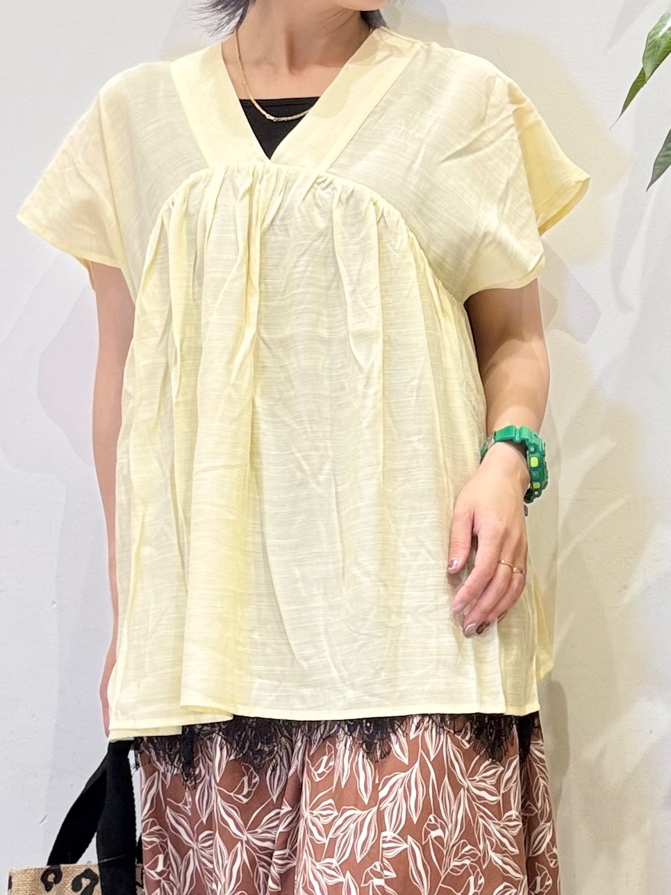 misakiさんの「SHOO･LA･RUE｜【ひんやり/UV/体型カバー】インせず着られる Vネックギャザーブラウス」を使ったコーディネート