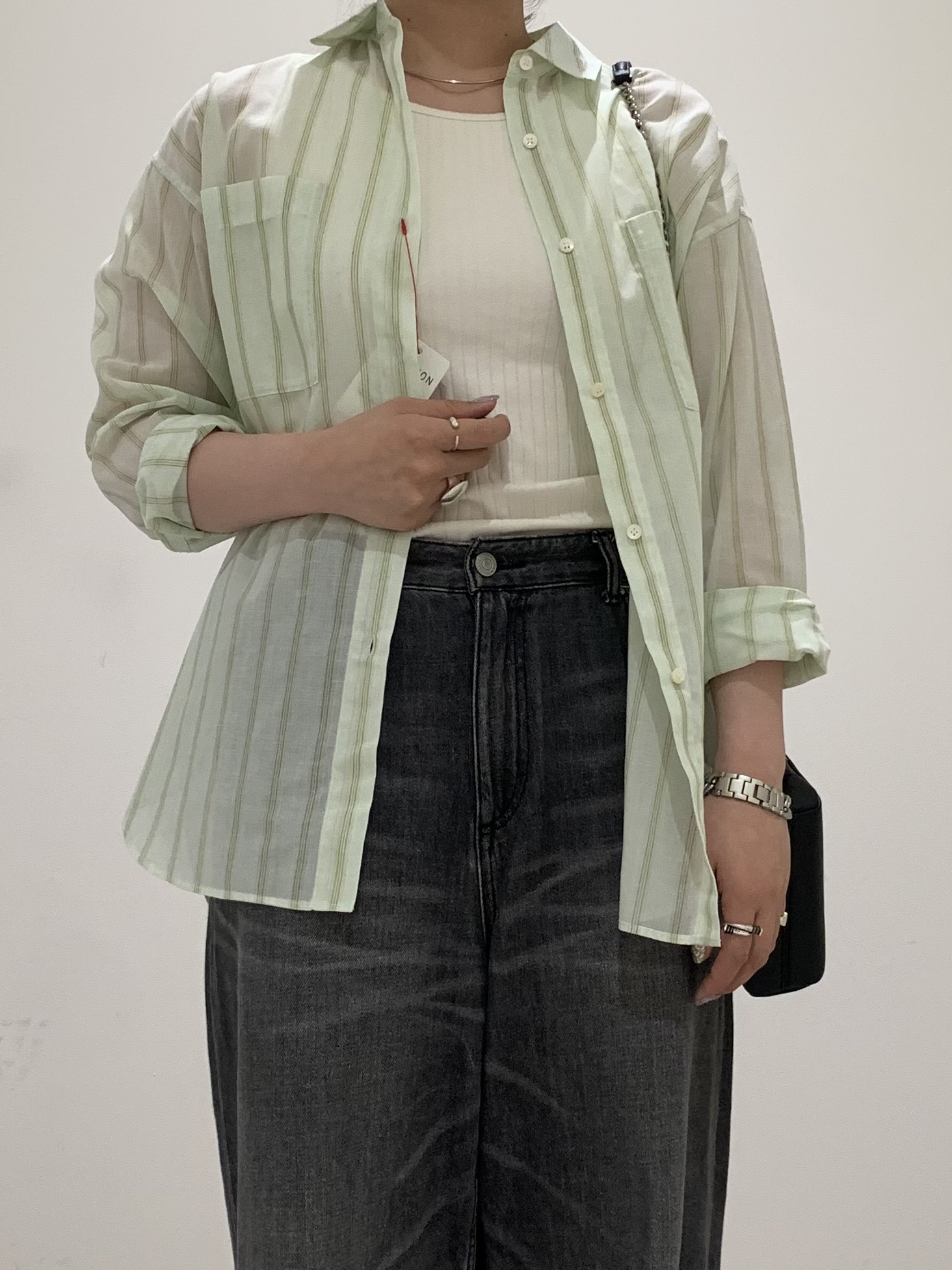SAKAIさんの「DRESSTERIOR｜シアー ストライプシャツ」を使ったコーディネート
