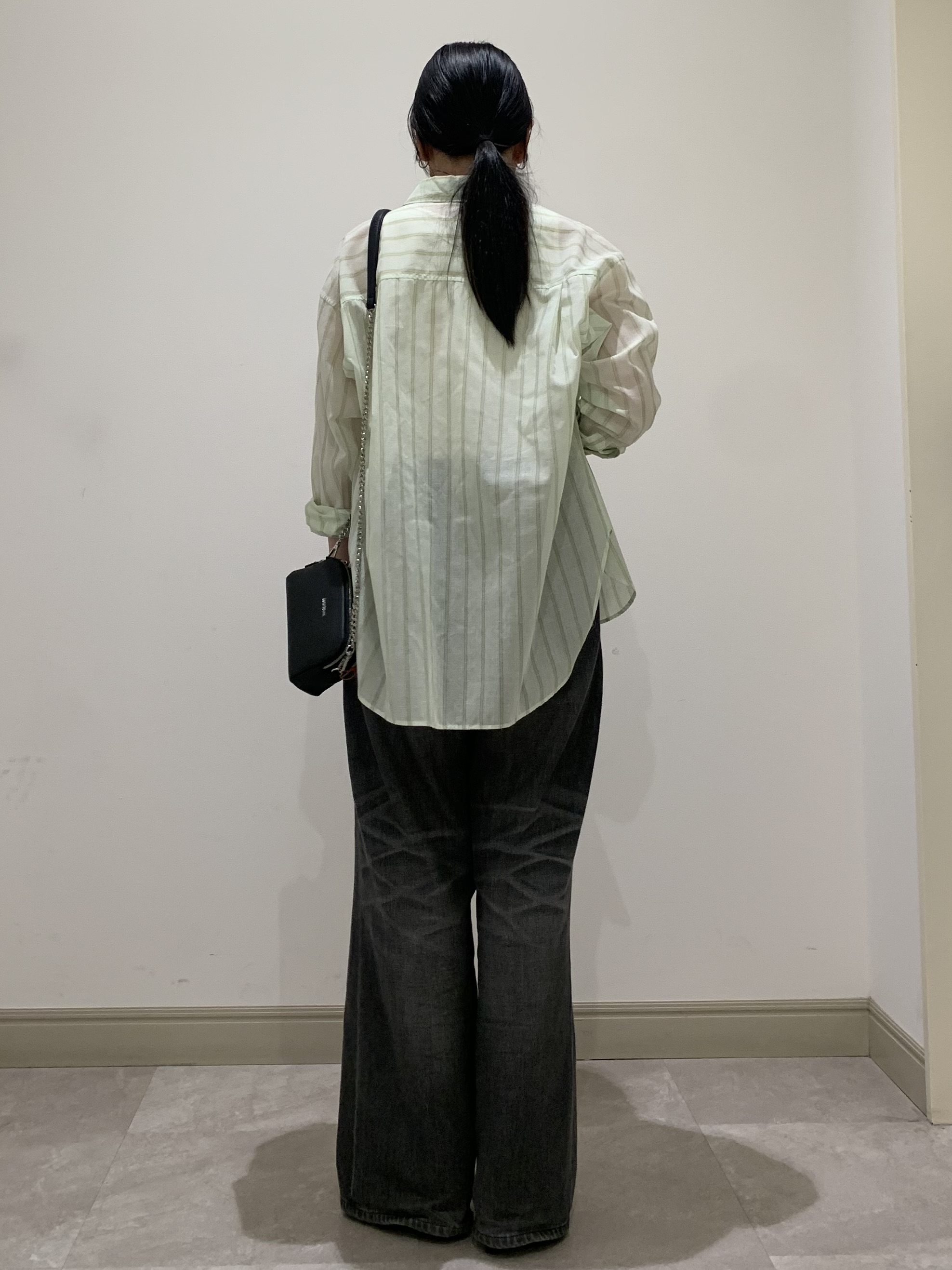 SAKAIさんの「DRESSTERIOR｜シアー ストライプシャツ」を使ったコーディネート