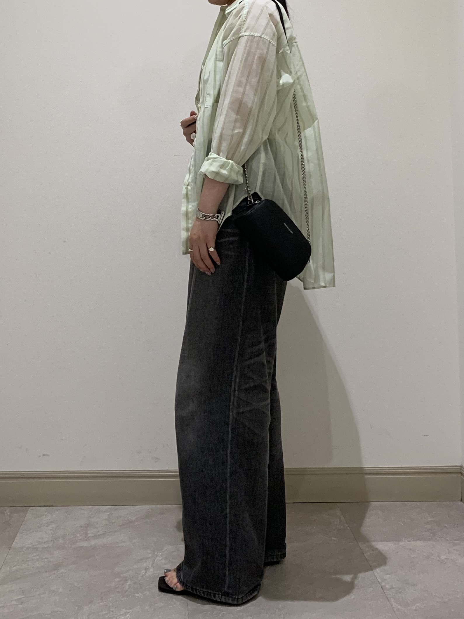SAKAIさんの「DRESSTERIOR｜シアー ストライプシャツ」を使ったコーディネート