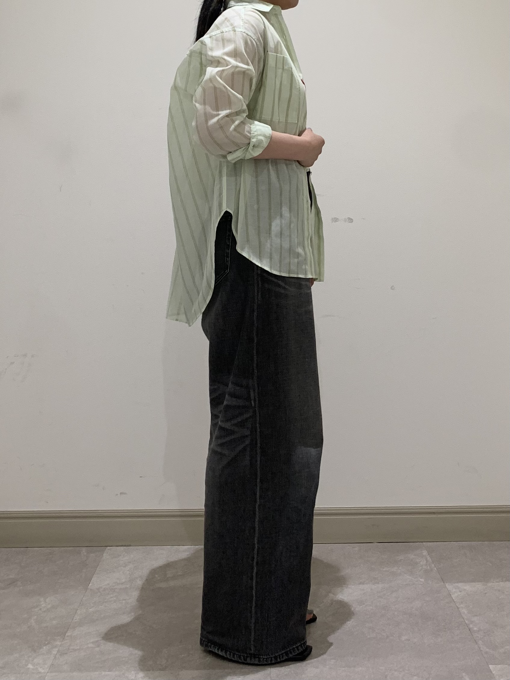 SAKAIさんの「DRESSTERIOR｜シアー ストライプシャツ」を使ったコーディネート
